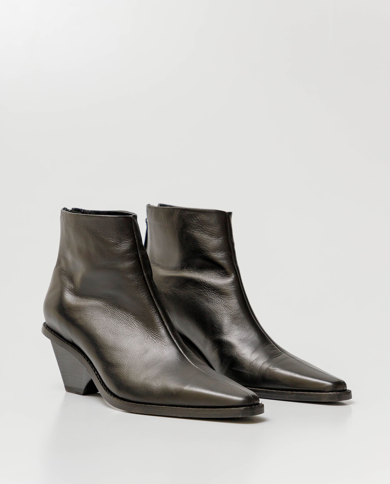 Botas de Mujer en Cuero, Tipo Western Caña Ajustada
