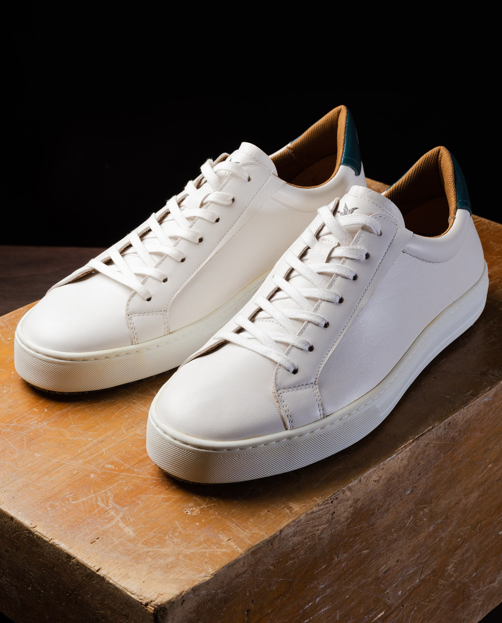 Tenis de Hombre en Cuero, Caña Baja Horma Básica Estilizada - Contraste de Color