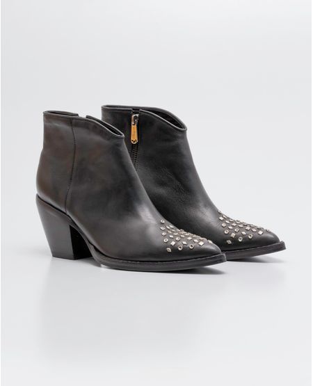 Botas de Mujer en Cuero, Tipo Western Caña Ajustada- Taches Decorativos Sobre Puntera