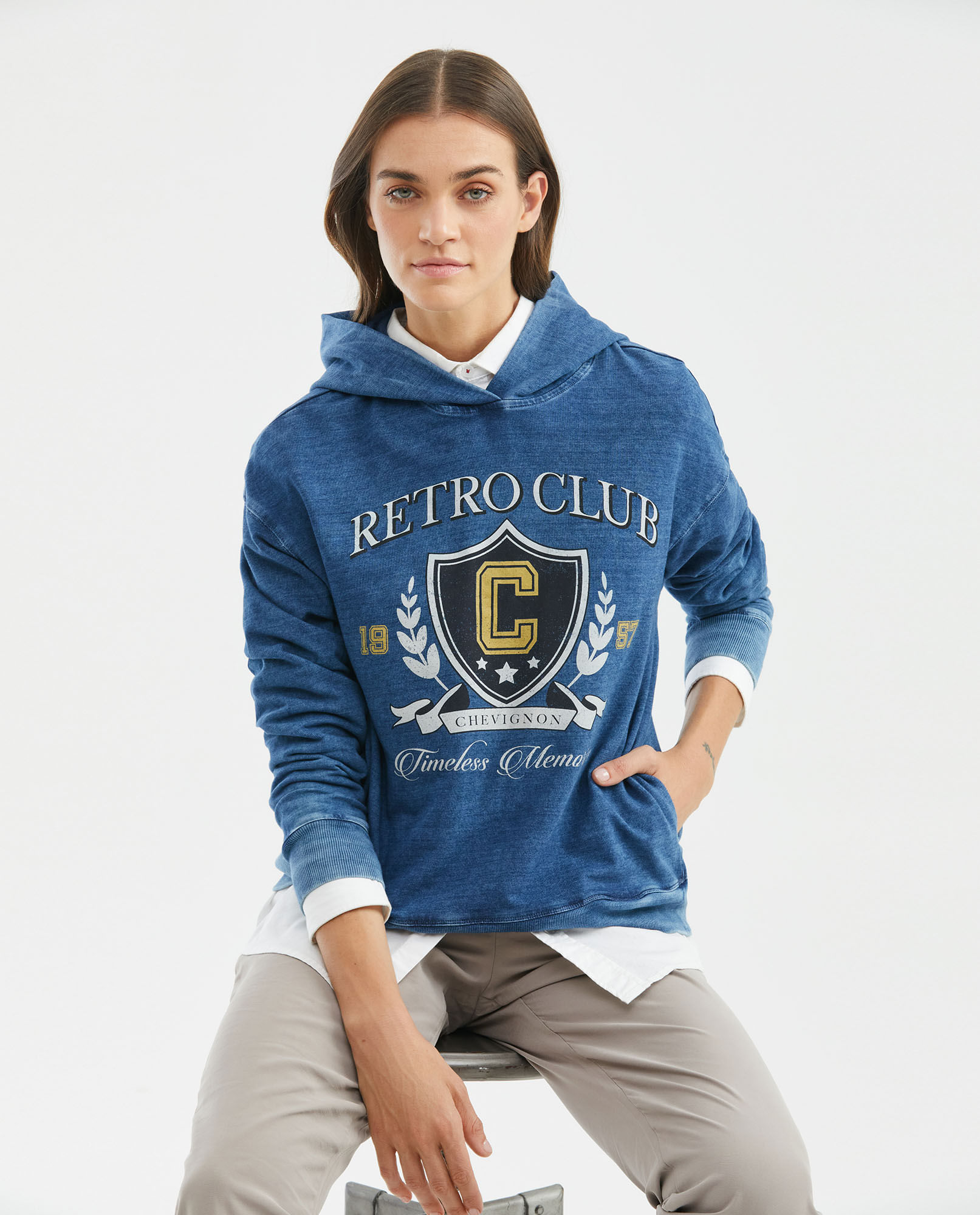 Buzo de Mujer, Cerrado con Capucha - Gráfico Frontal Varsity