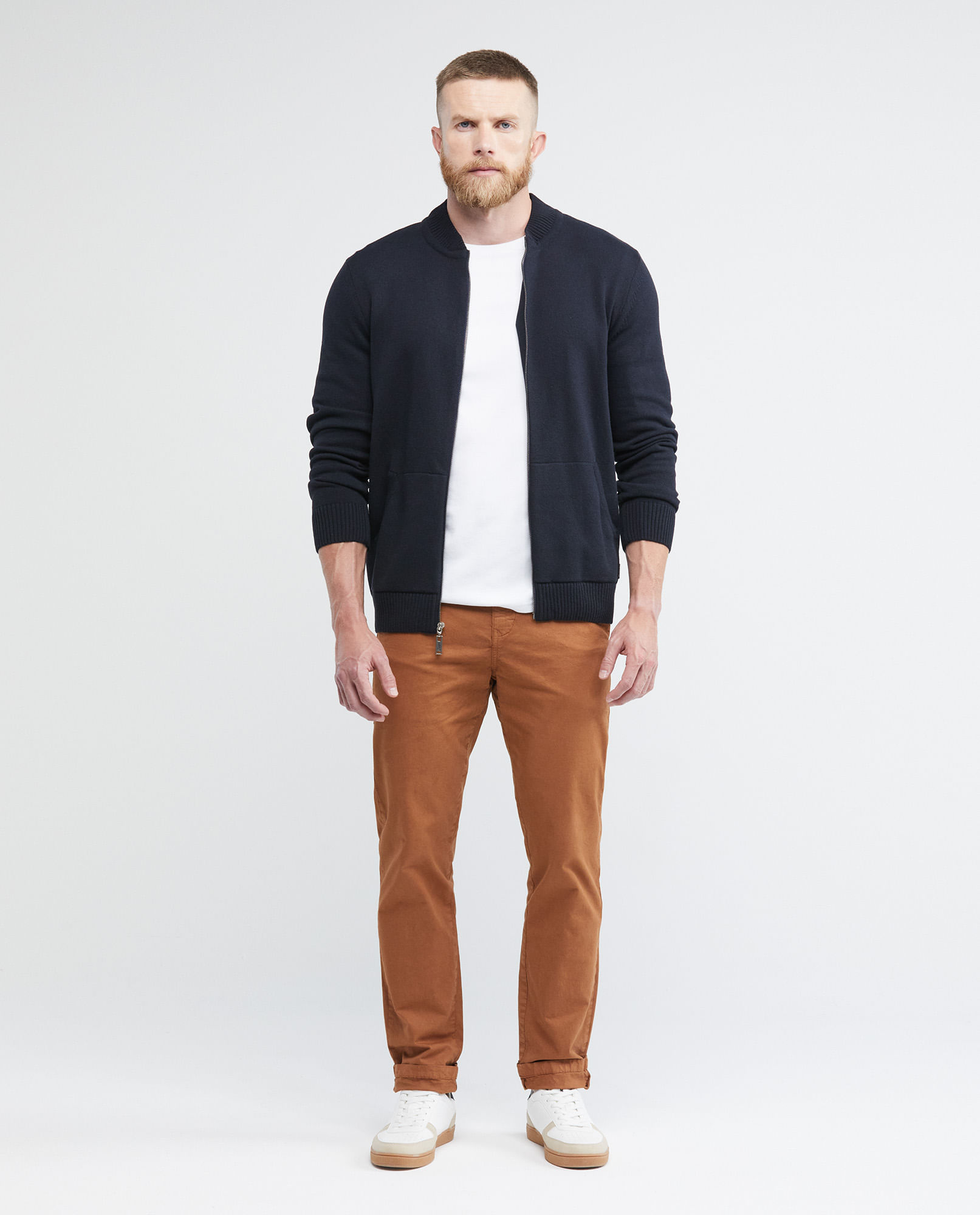 Pantalón de Hombre Tipo Chino, Regular Fit Bota Relaxed - Detalle Bolsillos Traseros
