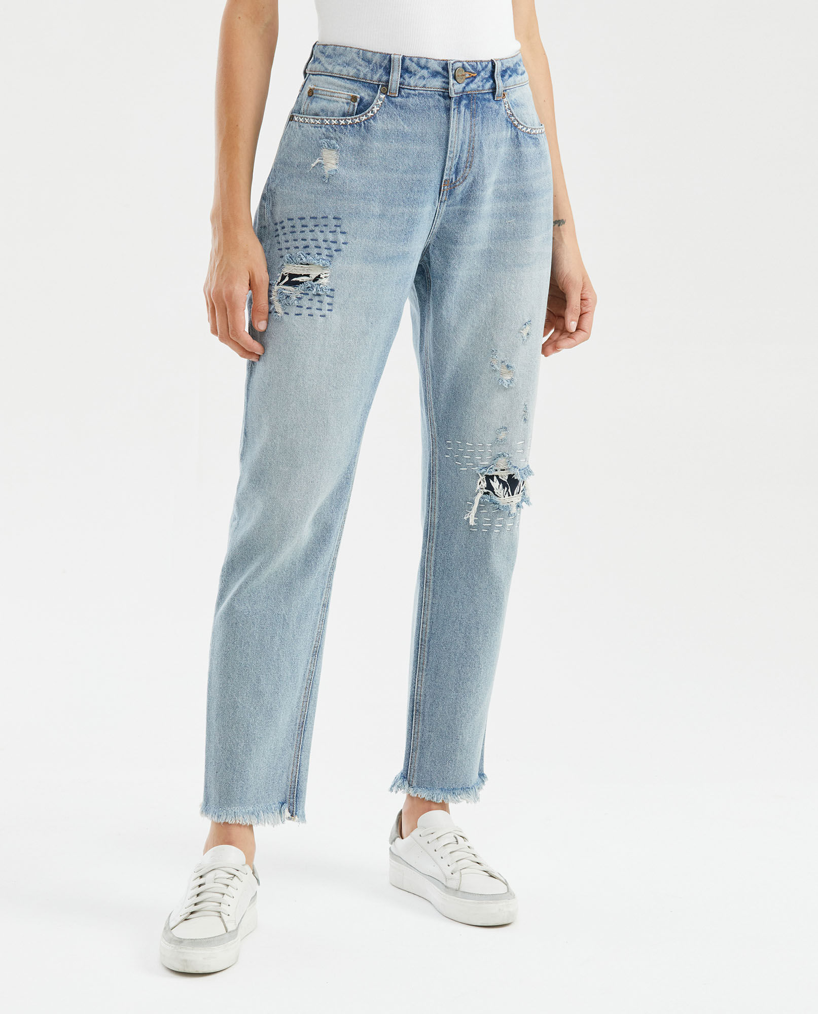 Jean de Mujer Medium Rise, Boyfit, Bota Skinny - Heritage Azul Claro + Parches Decorativos