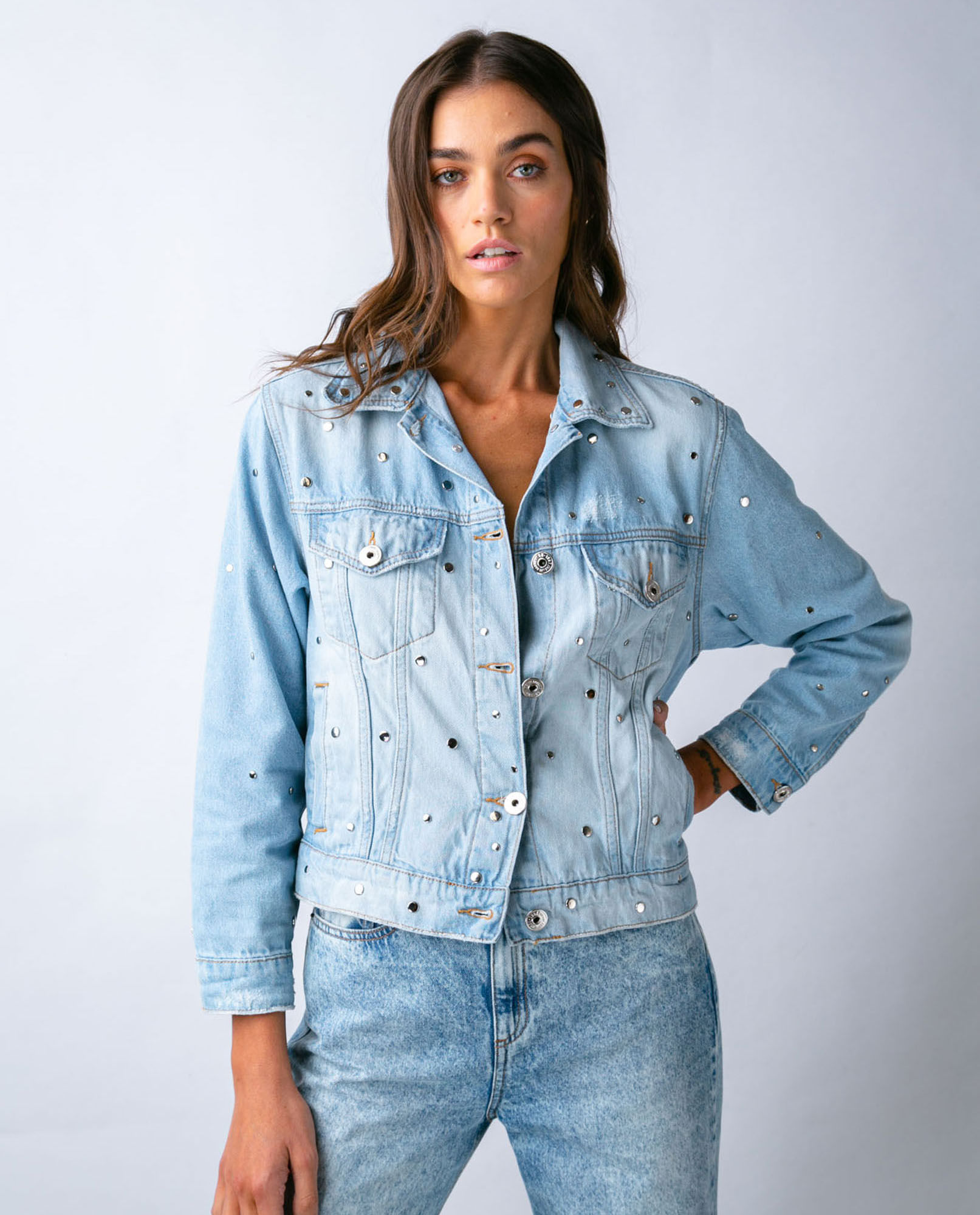 Chaqueta de Mujer en Denim, Tipo Trucker - Azul Claro + taches