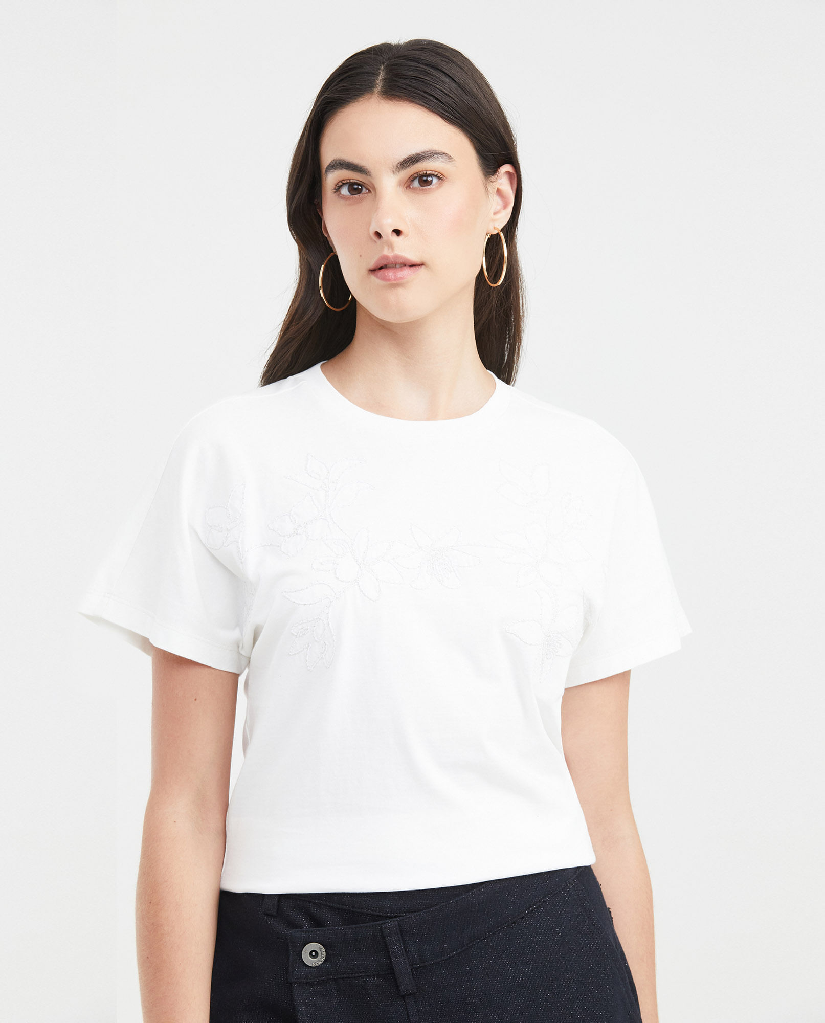 Camiseta Silueta Amplia con Flores Bordadas para Mujer
