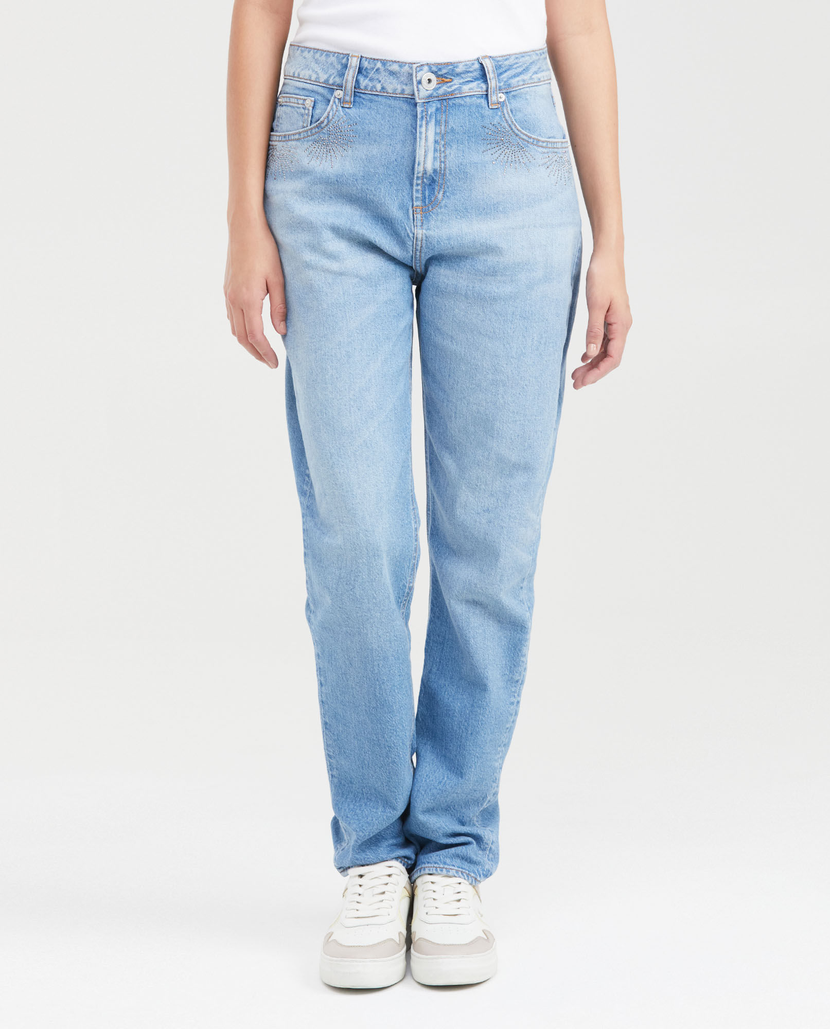 Jean Boyfit Tiro Medio Bota Skinny Azul Claro con Piedras Brillantes para Mujer