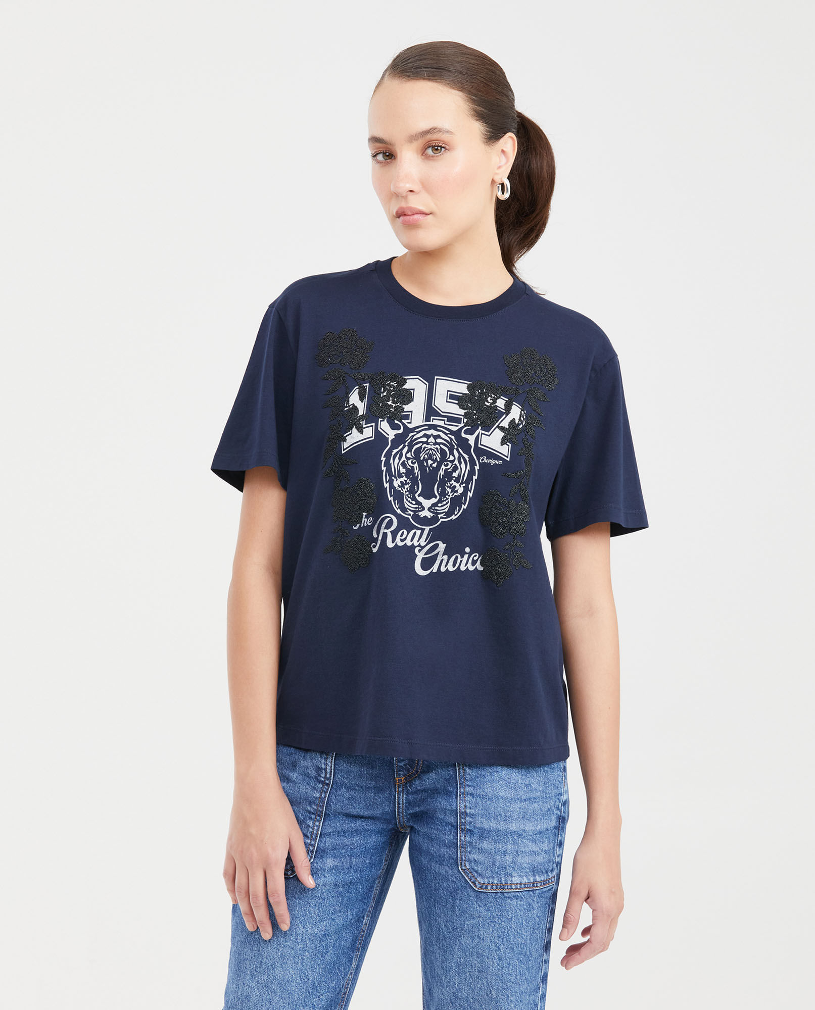 Camiseta Estampada con Detalles en Piedras para Mujer