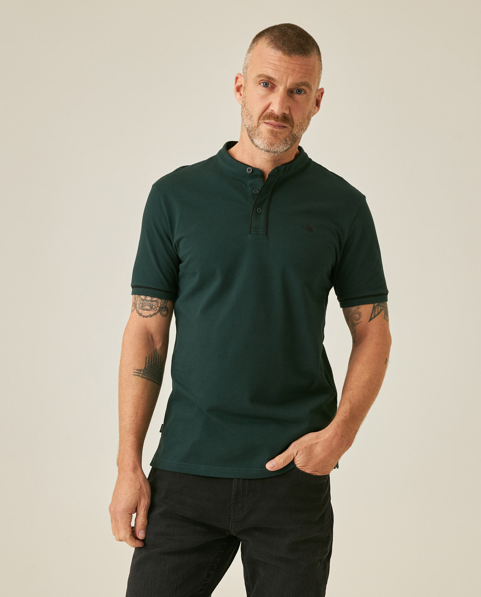 Camisa Polo de Hombre Slim Fit Cuello Nerú Manga Corta Sesgos en Contraste en Mezcla de Algodón