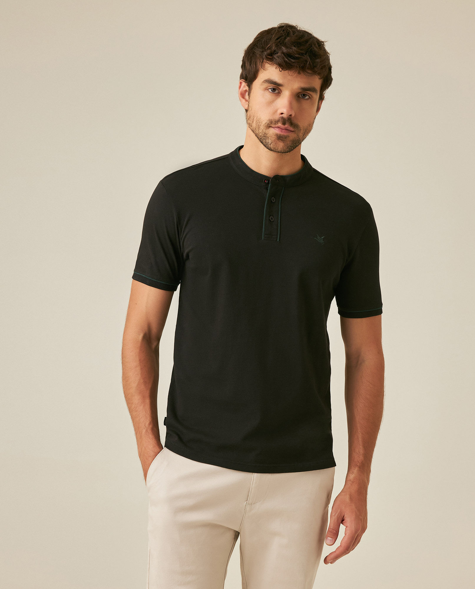 Camisa Polo de Hombre Slim Fit Cuello Nerú Manga Corta Sesgos en Contraste en Mezcla de Algodón