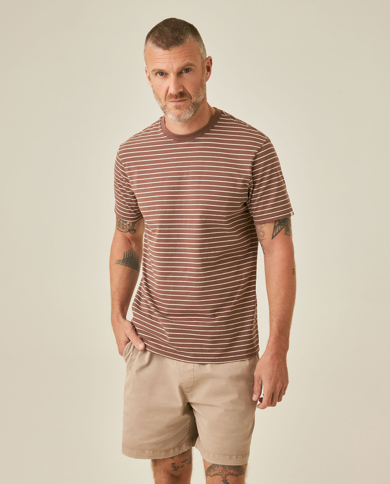 Camiseta de Hombre Slim Fit Manga Corta de Rayas con Marquilla Bandera en Mezcla de Algodón