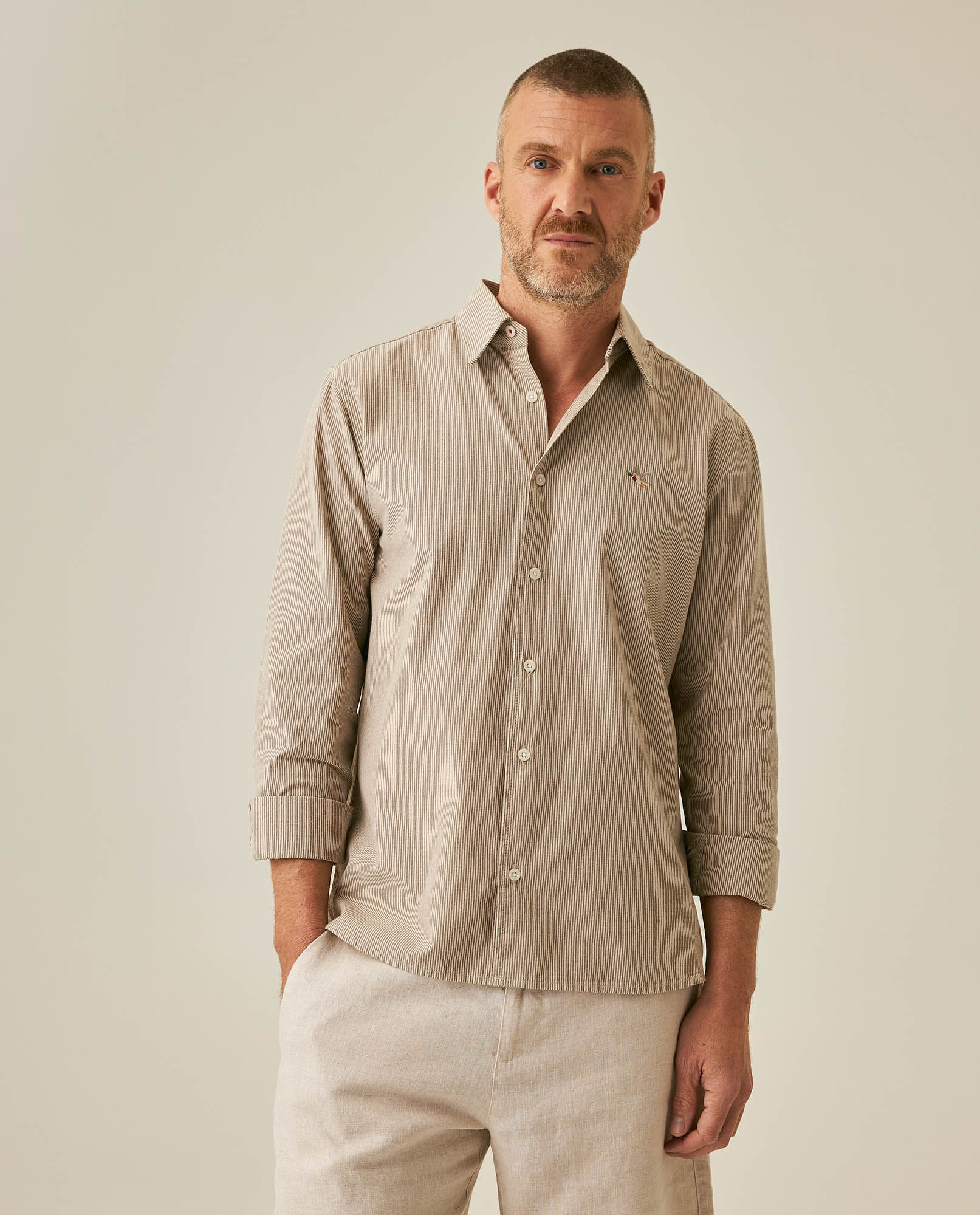 Camisa de Hombre Manga Larga Slim Fit Mil Rayitas Oxford con Piezas en Contraste en Algodón
