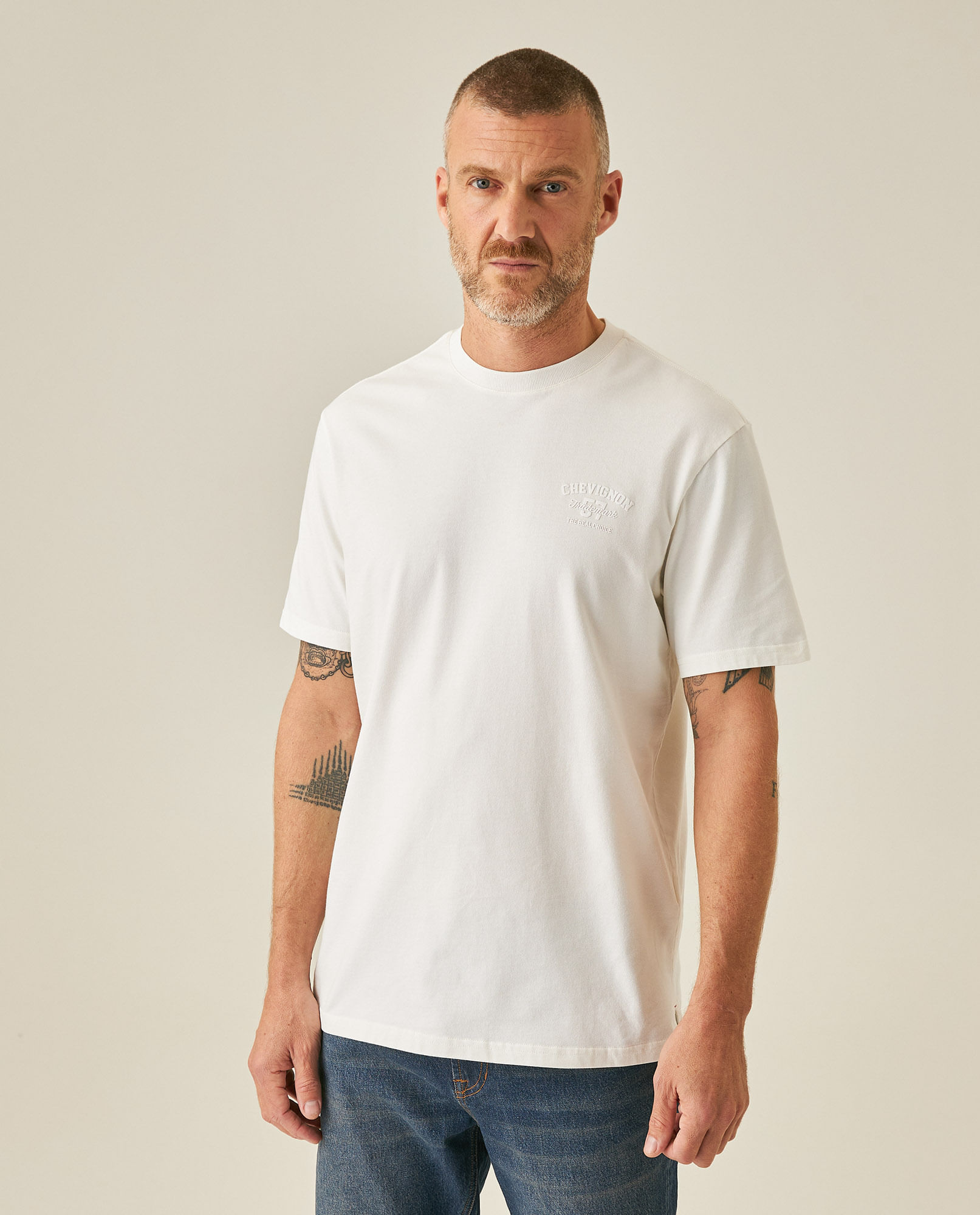 Camiseta de Hombre Classic Fit Manga Corta Estampado en Pecho Tela Piqué-Panal en Mezcla de Algodón