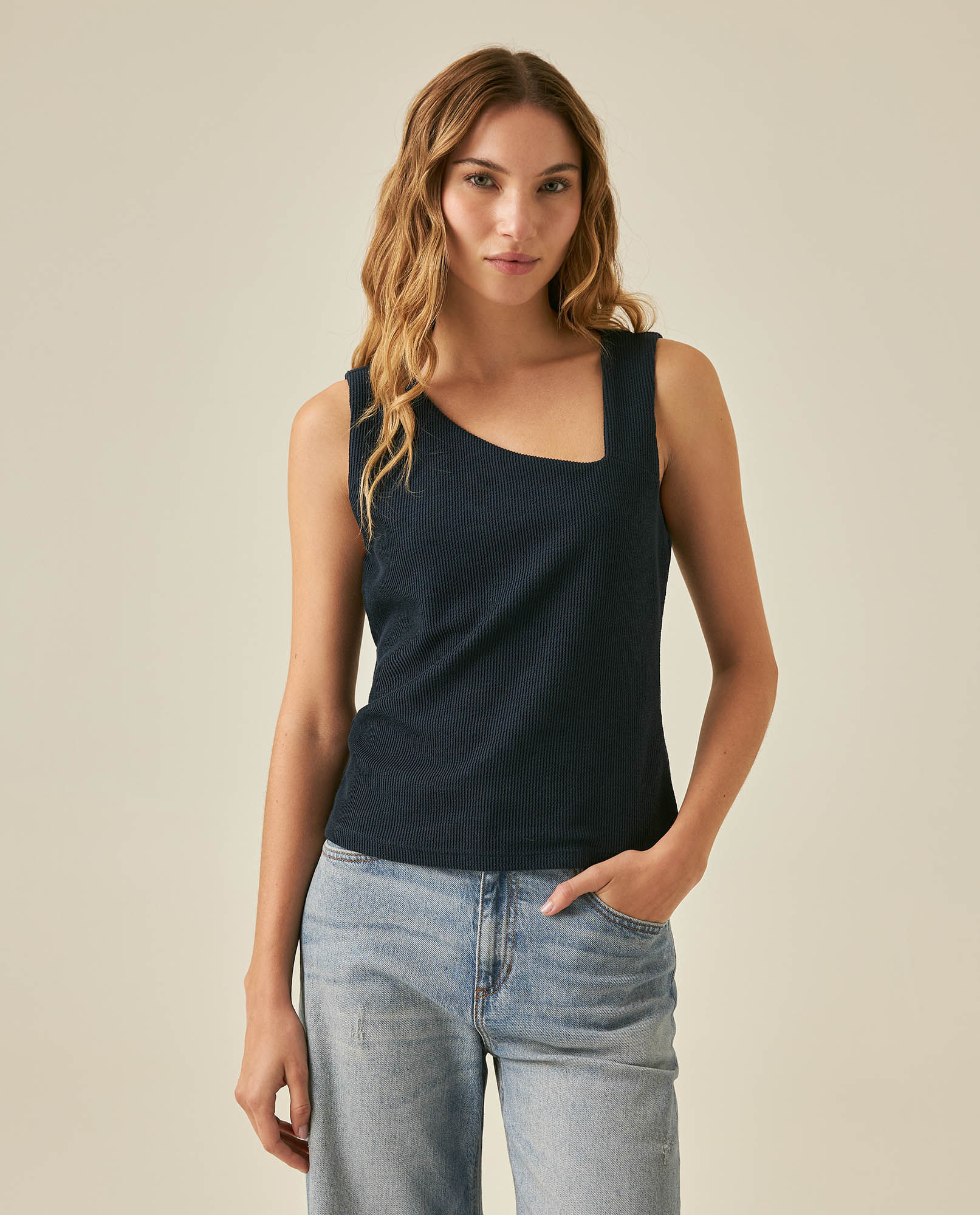 Camiseta de Mujer Moda Ajustada Escote Asimétrico Manga Sisa con Forro en Mezcla Técnica