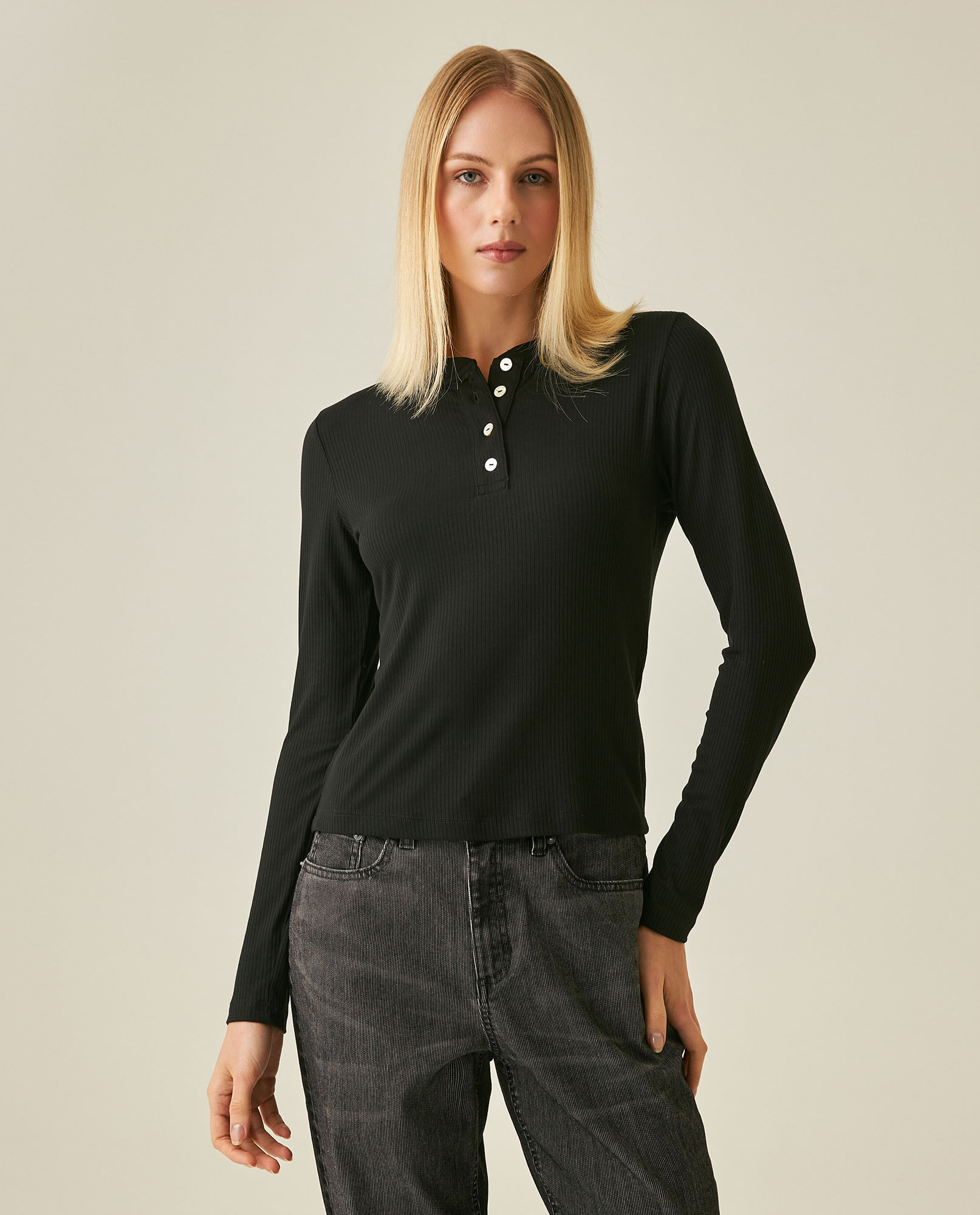 Camiseta de Mujer Moda Ajustada Cuello Nerú Media Perilla Textura Acanalada en Mezcla de Viscosa