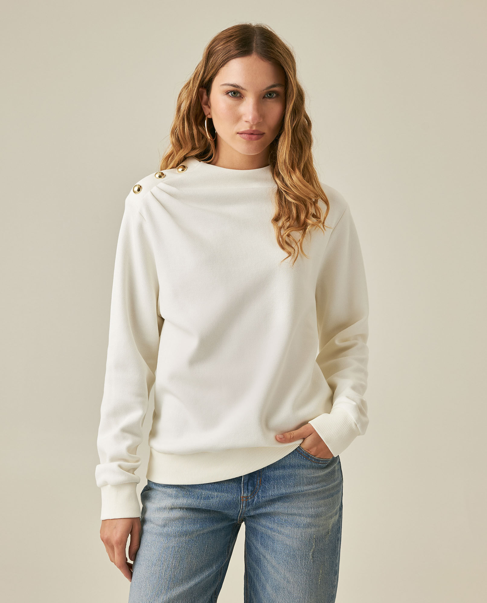 Buzo de Mujer Cerrado Cuello Redondo Detalles en Hombro Texturizada en Mezcla de Algodón
