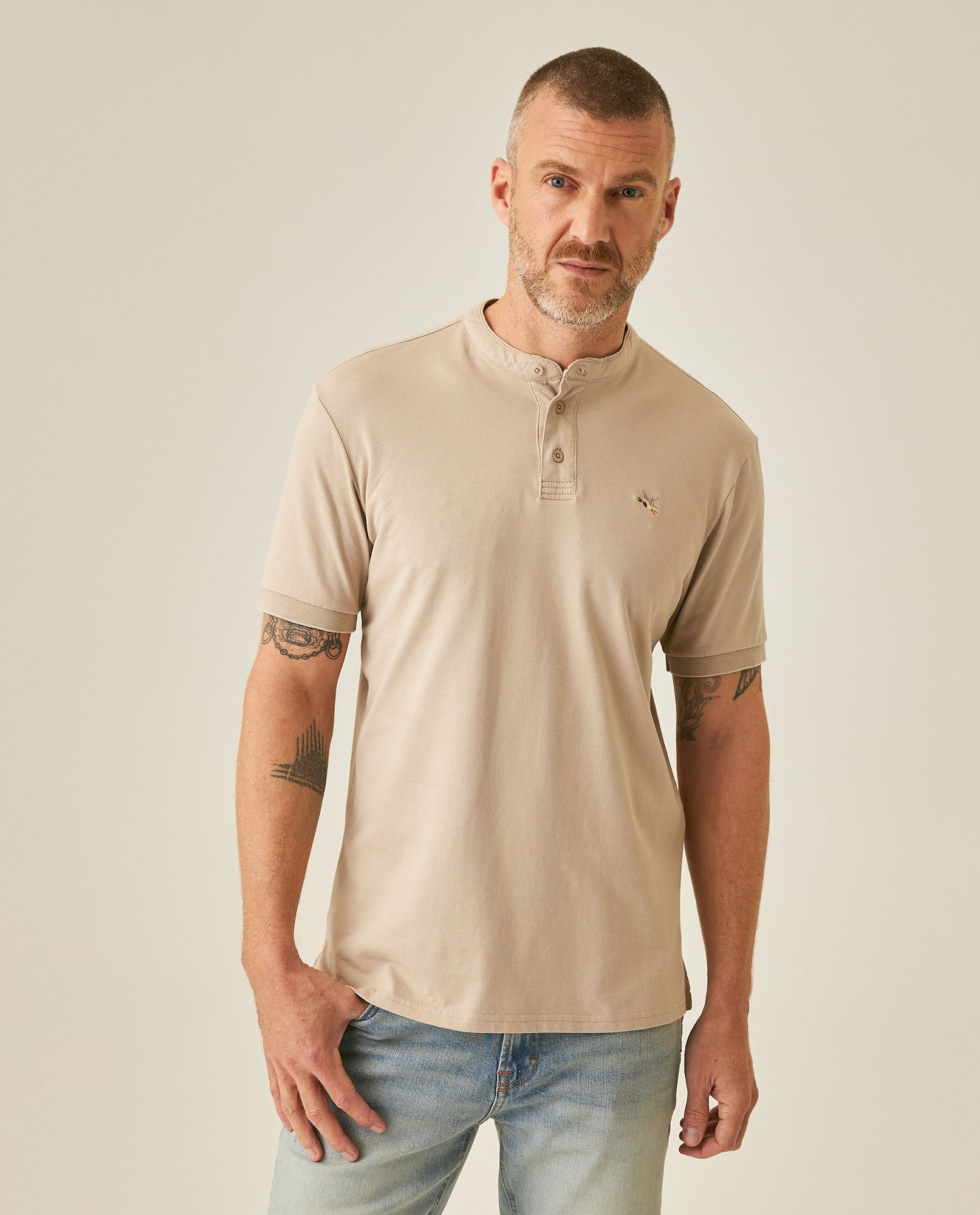 Camisa Polo de Hombre Slim Fit Cuello Nerú con Detalles en Rojo en Mezcla de Algodón