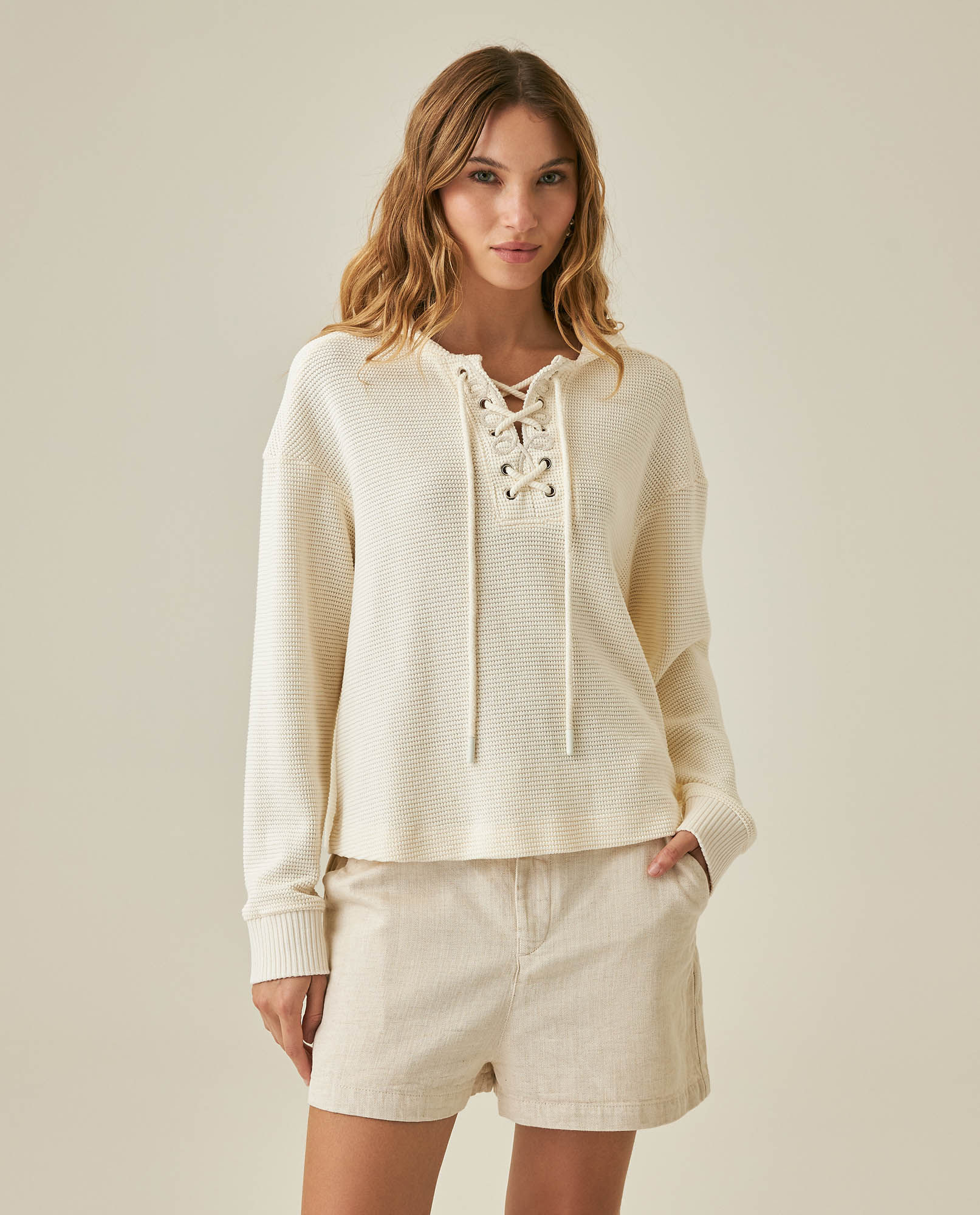 Buzo de Mujer Cerrado Silueta Amplia Media Perilla Textura Galleta en Mezcla de Algodón