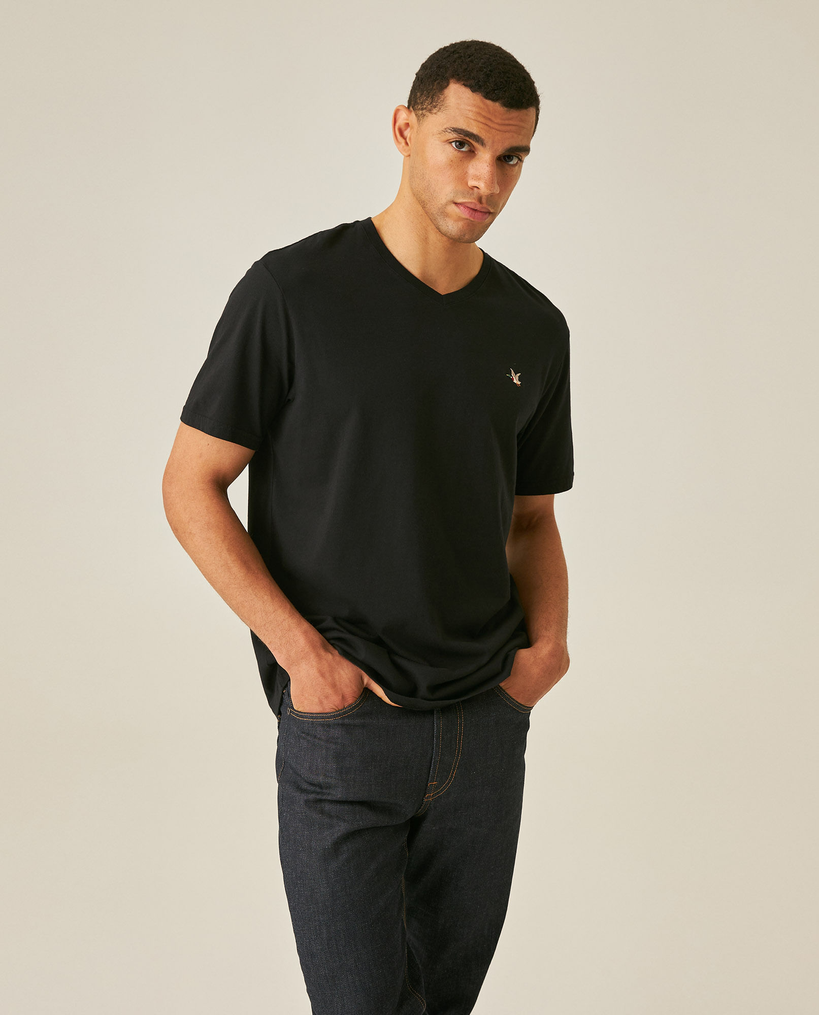 Camiseta de Hombre Slim Fit Manga Corta Cuello en V Pato Bordado en Algodón