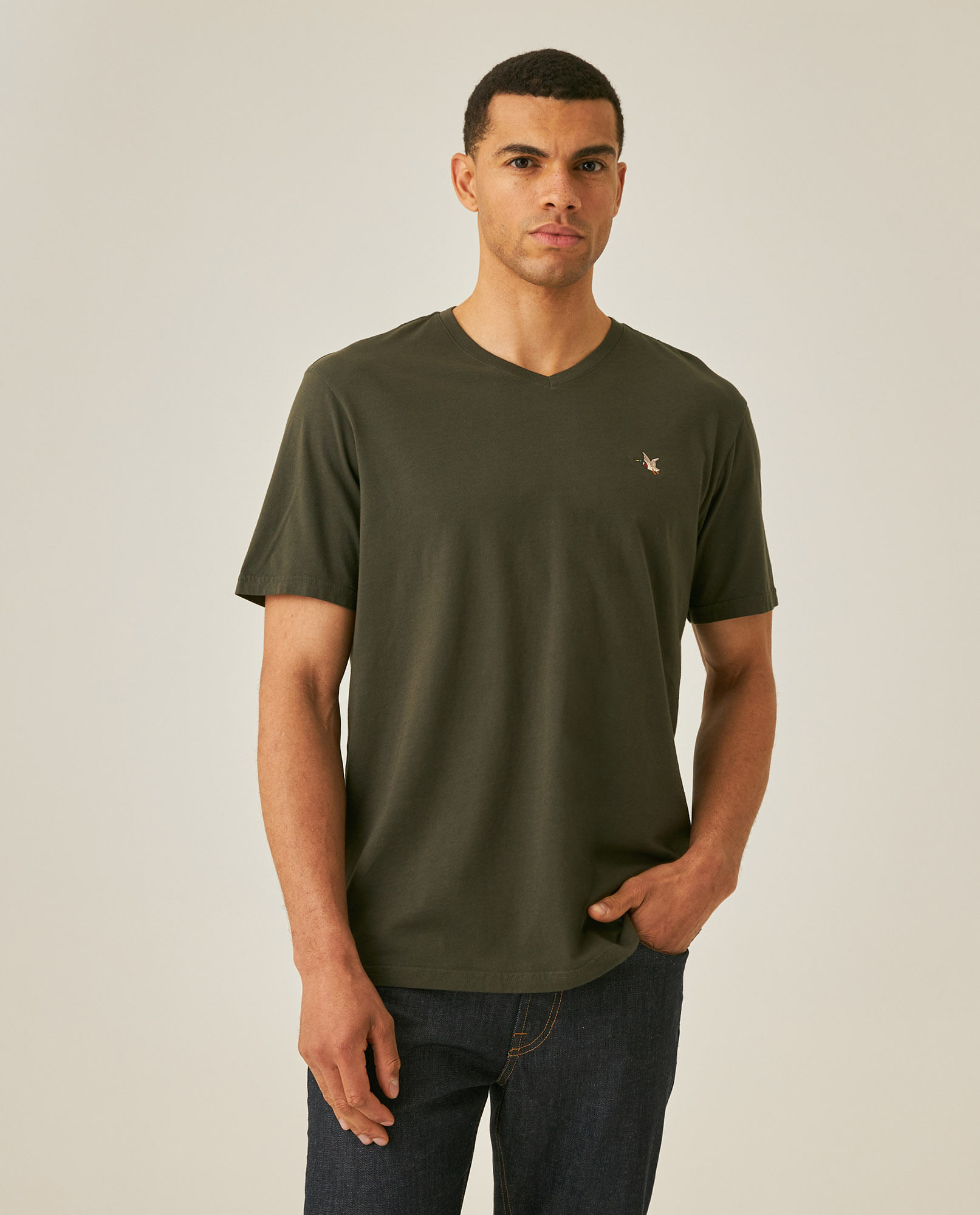 Camiseta de Hombre Slim Fit Manga Corta Cuello en V Pato Bordado en Algodón