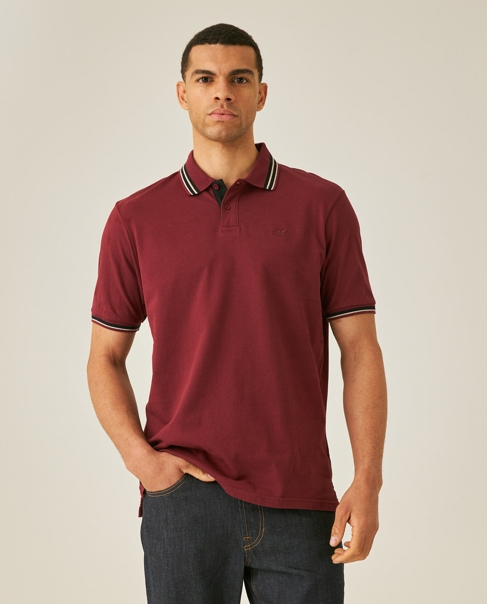 Camisa Polo de Hombre Slim Fit Manga Corta con Perilla Interna Líneas Contraste Tela Piqué en Mezcla de Algodón