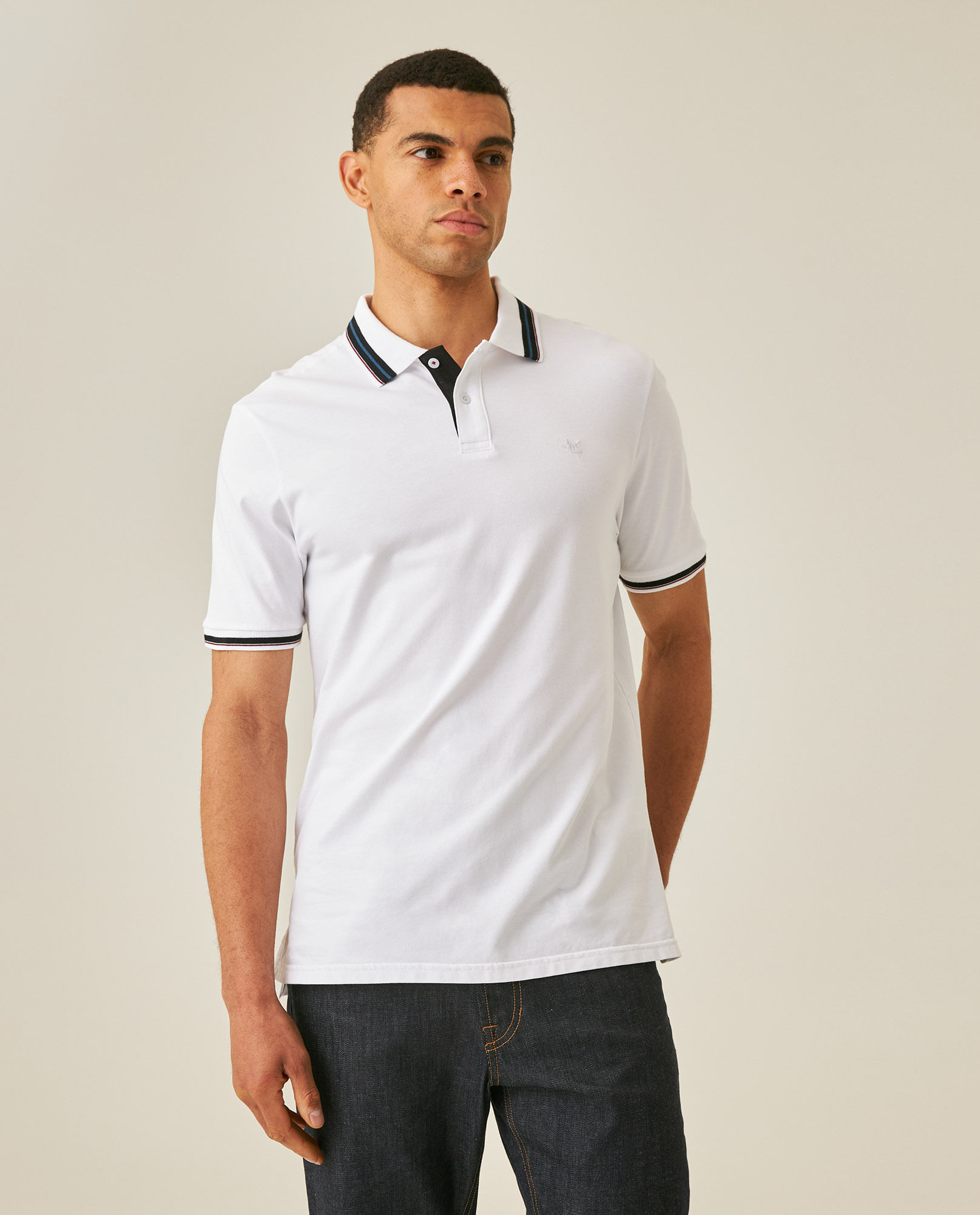 Camisa Polo de Hombre Slim Fit Manga Corta con Perilla Interna Líneas Contraste Tela Piqué en Mezcla de Algodón