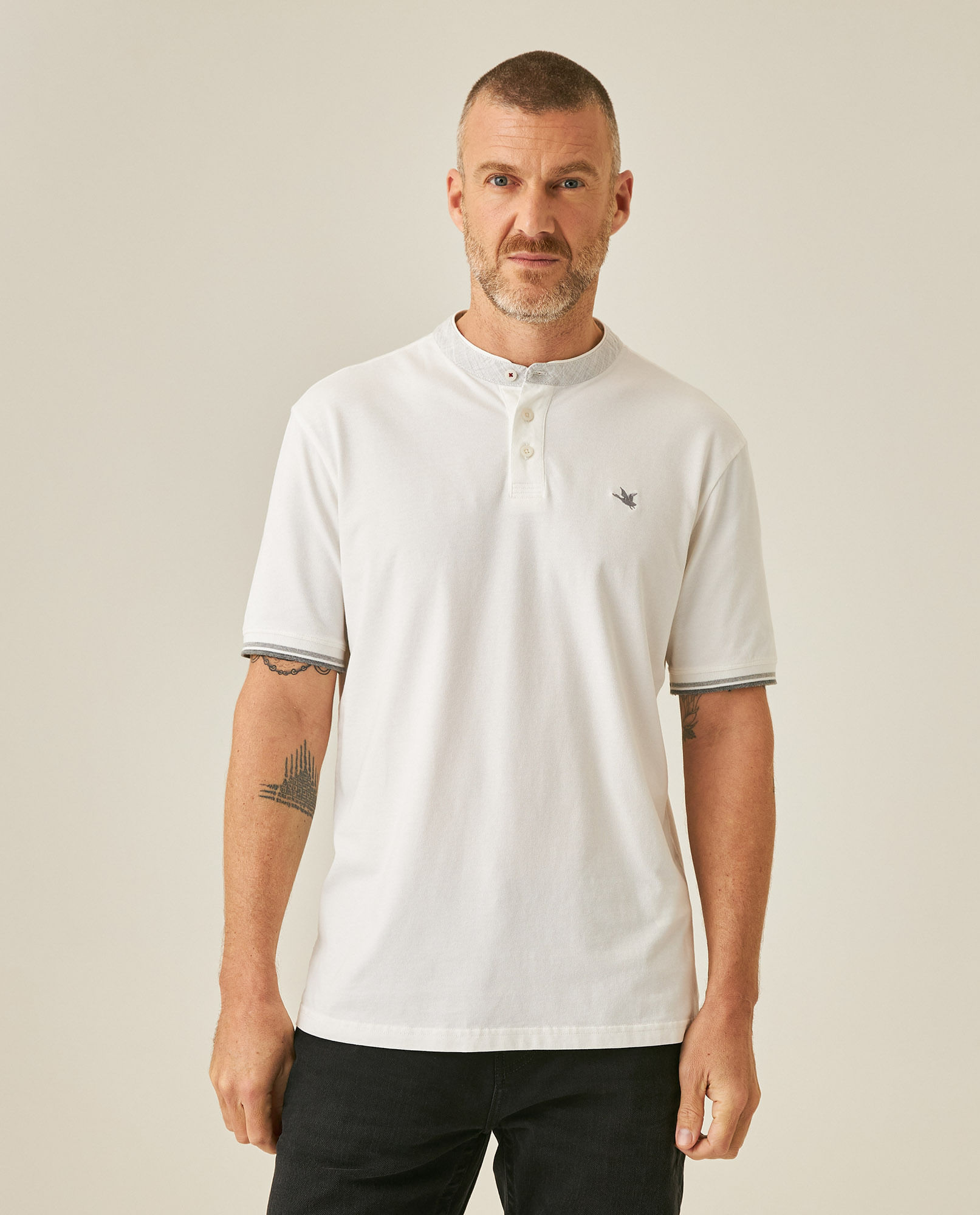 Camisa Polo de Hombre Slim Fit Cuello Nerú con Banda en Contraste en Mezcla de Algodón