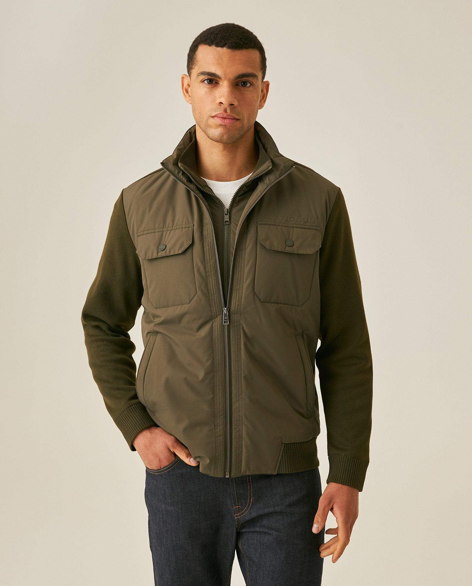 Chaqueta de Hombre Liviana Mezcla de Bases Simula Doble Prenda Look Utilitaria en Poliéster