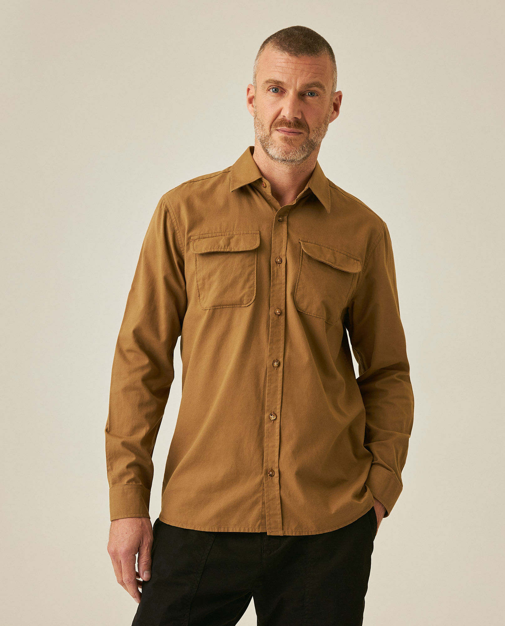 Camisa de Hombre Manga Larga Regular Fit Bolsillos de Parche Diagonal Marcada Twill en Algodón