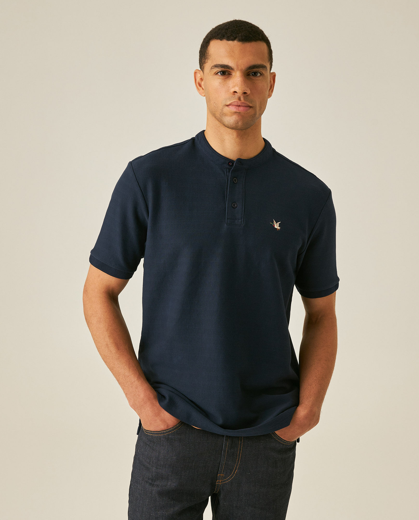 Camisa Polo de Hombre Classic Fit Cuello Nerú Manga Corta Textura Piqué Jacquard en Algodón
