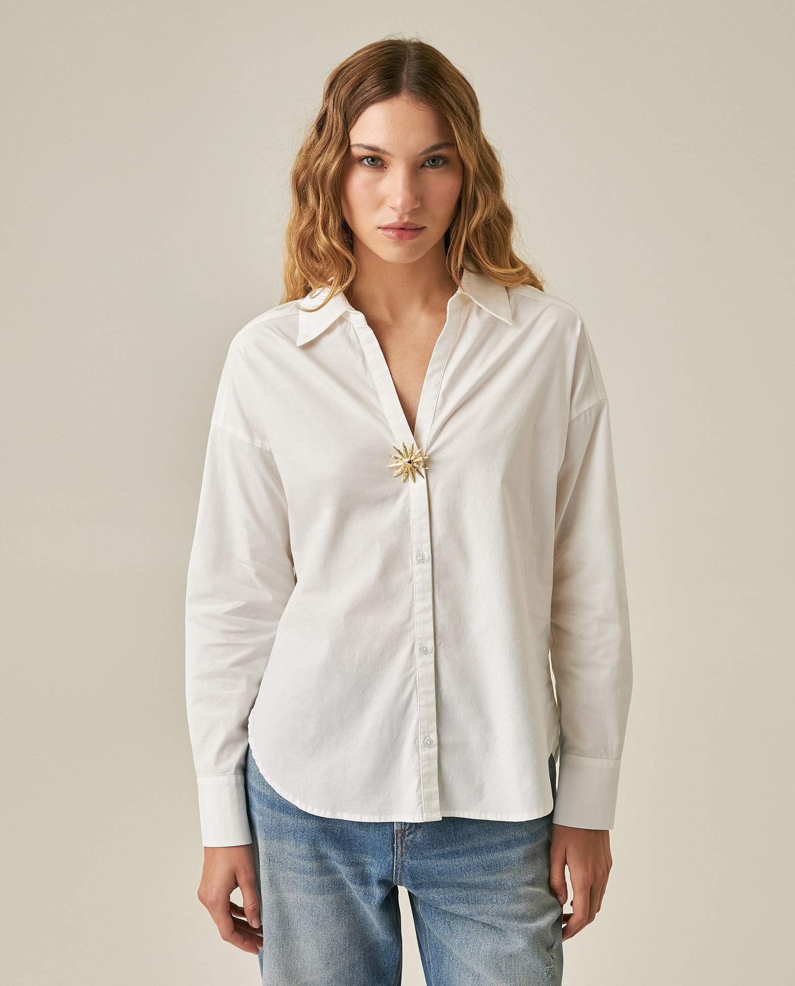 Camisa de Mujer Cápsula Madres Silueta Amplia con Prendedor Removible en Mezcla de Algodón