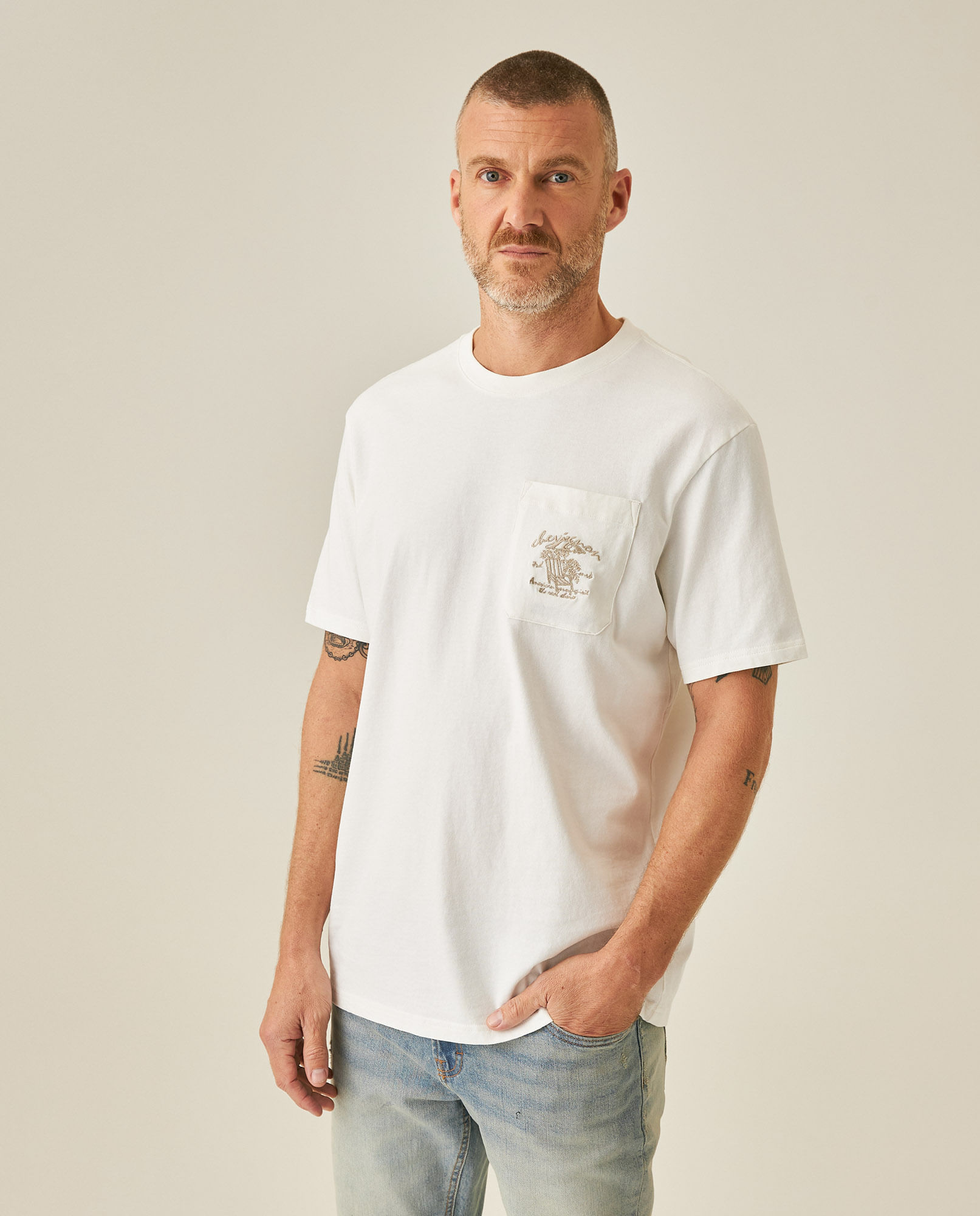 Camiseta de Hombre Classic Fit Manga Corta Gráfico Bordado en Bolsillo en Algodón