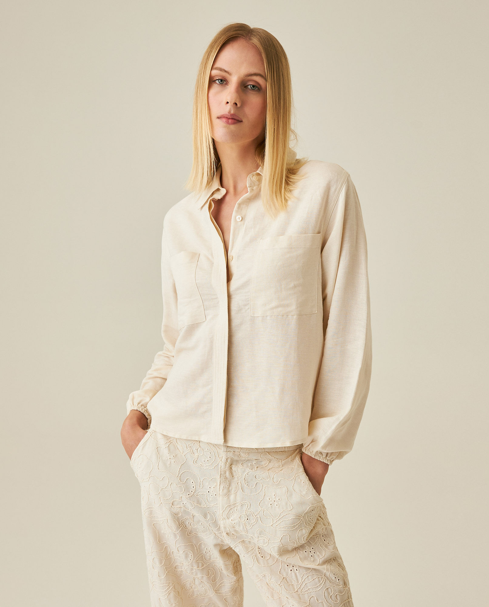 Camisa de Mujer Silueta Amplia con Almilla Posterior Perilla Multiagujas en Mezcla de Lino