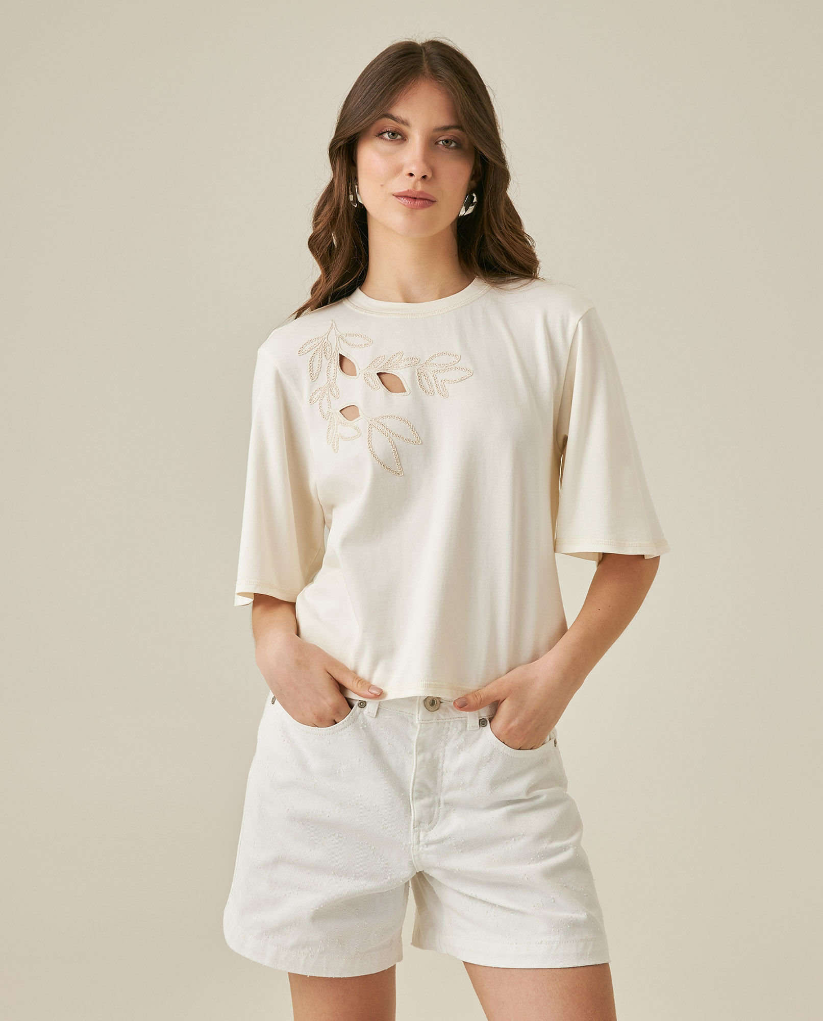 Camiseta de Mujer Moda Oversized Cuello Redondo con Bordado Flores Diagonal en Algodón