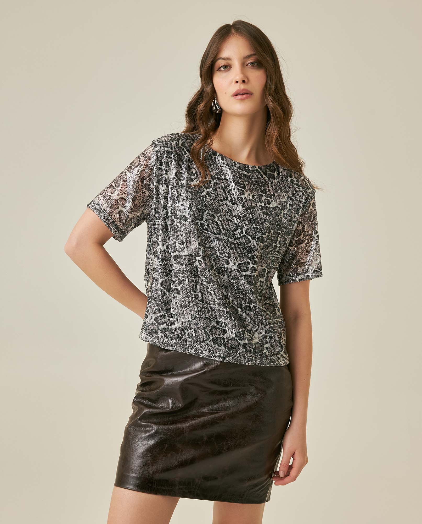 Camiseta de Mujer Moda Oversized Animal Print con Lentejuelas Forro Malla en Mezcla de Poliéster