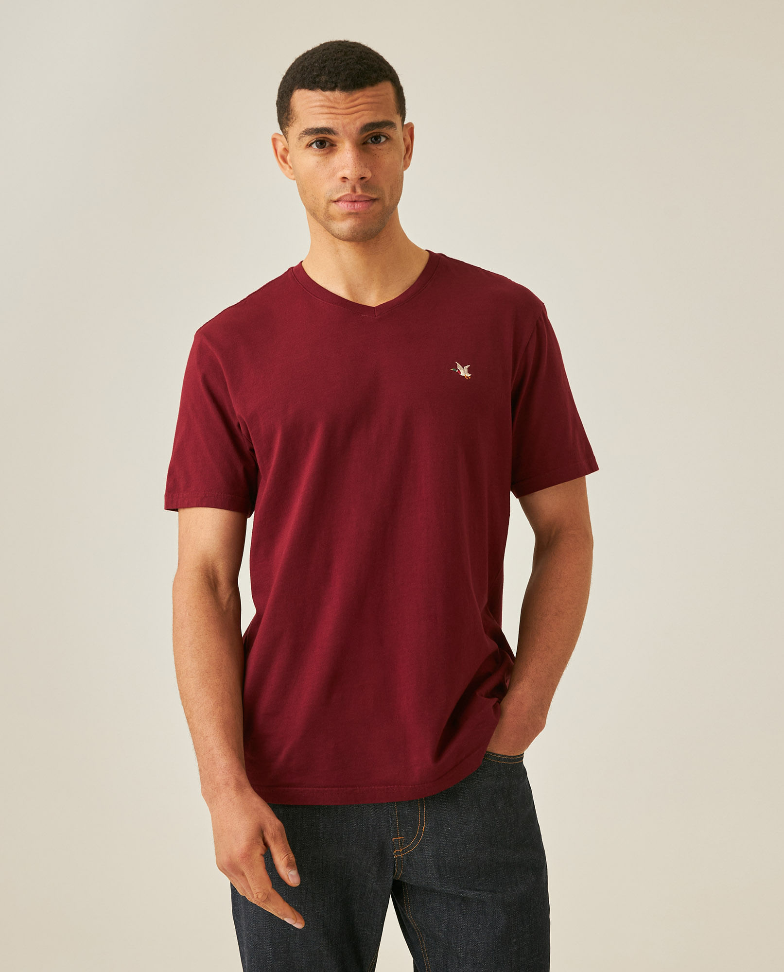 Camiseta de Hombre Slim Fit Manga Corta Cuello en V Pato Bordado en Algodón