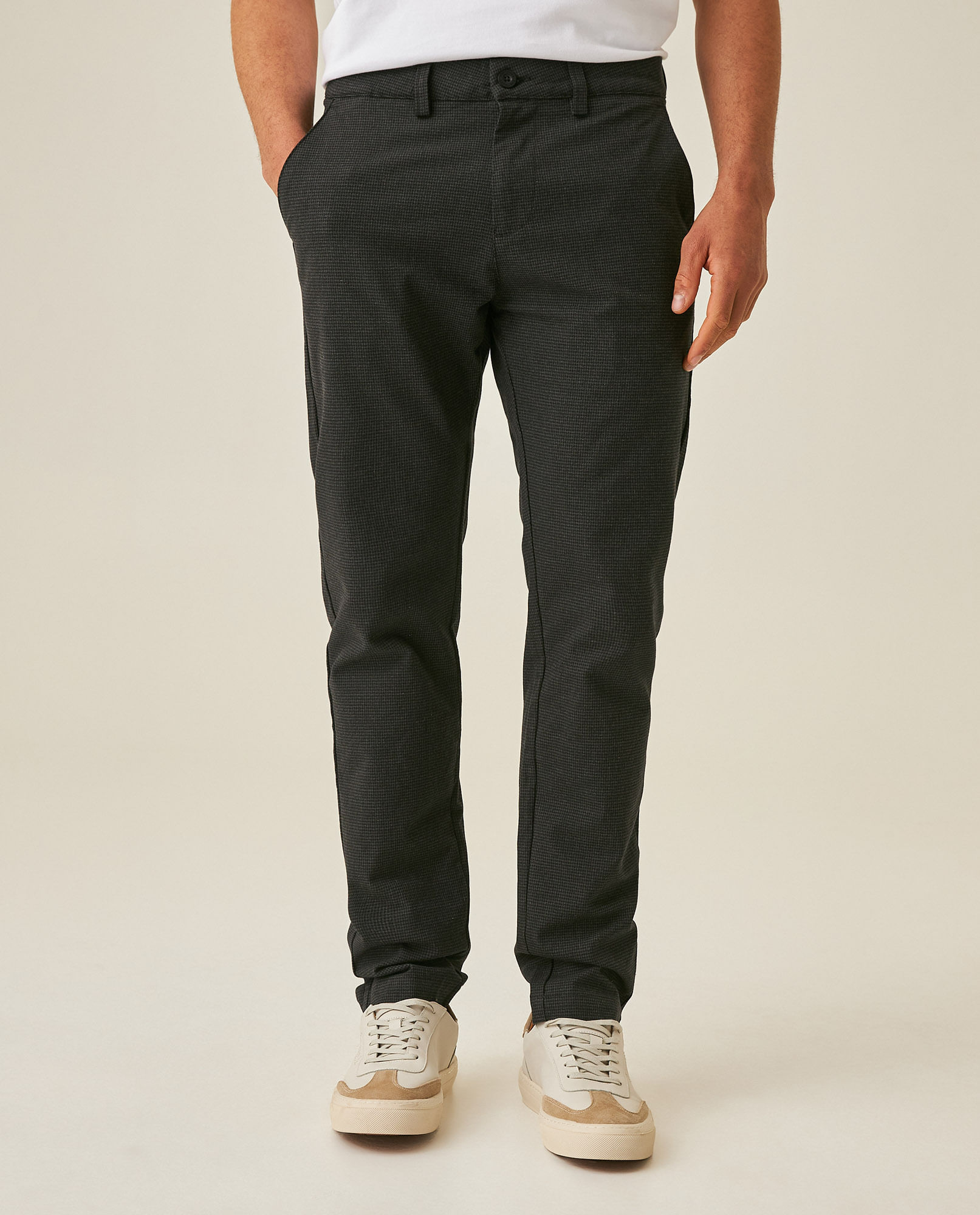 Pantalón de Hombre Smart Slim Fit Tiro Medio con Ribetes y Detalles en Rojo en Mezcla de Algodón
