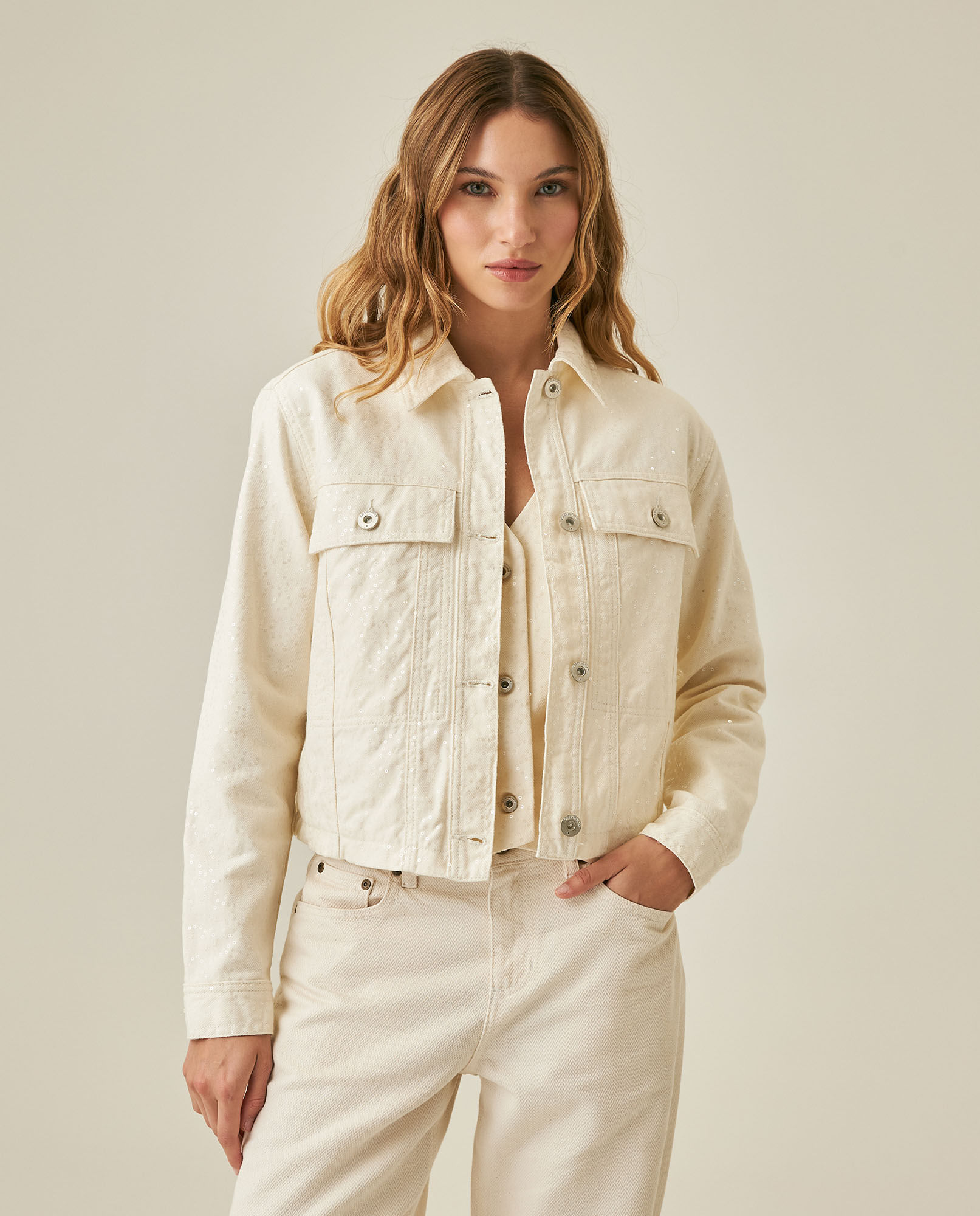 Chaqueta de Mujer Tipo Trucker Denim Liviano con Lentejuelas Bordadas en Mezcla de Algodón y Tencel
