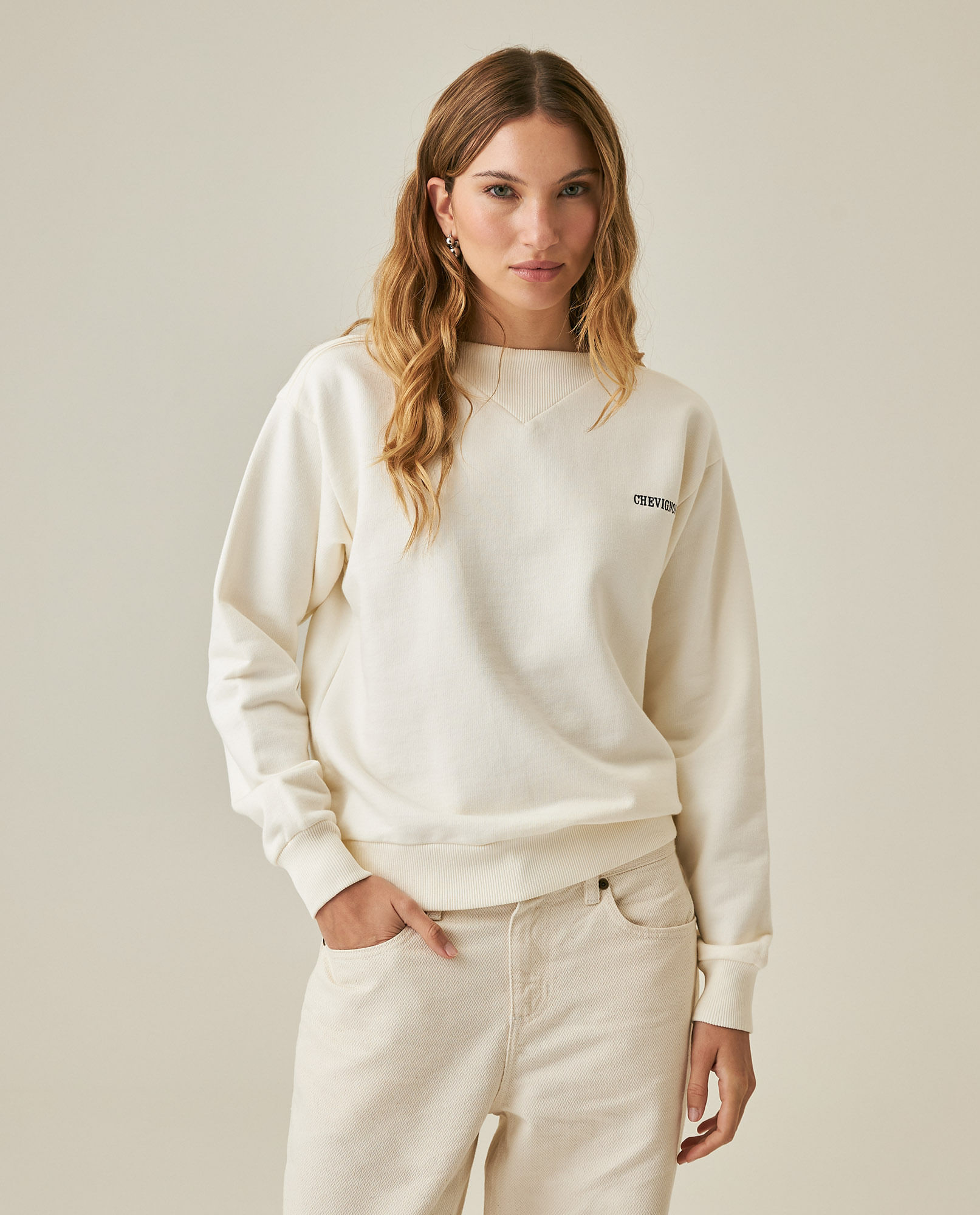 Buzo de Mujer Cerrado Silueta Amplia con Gráfico Espalda Aplique y Chenil en Mezcla de Algodón