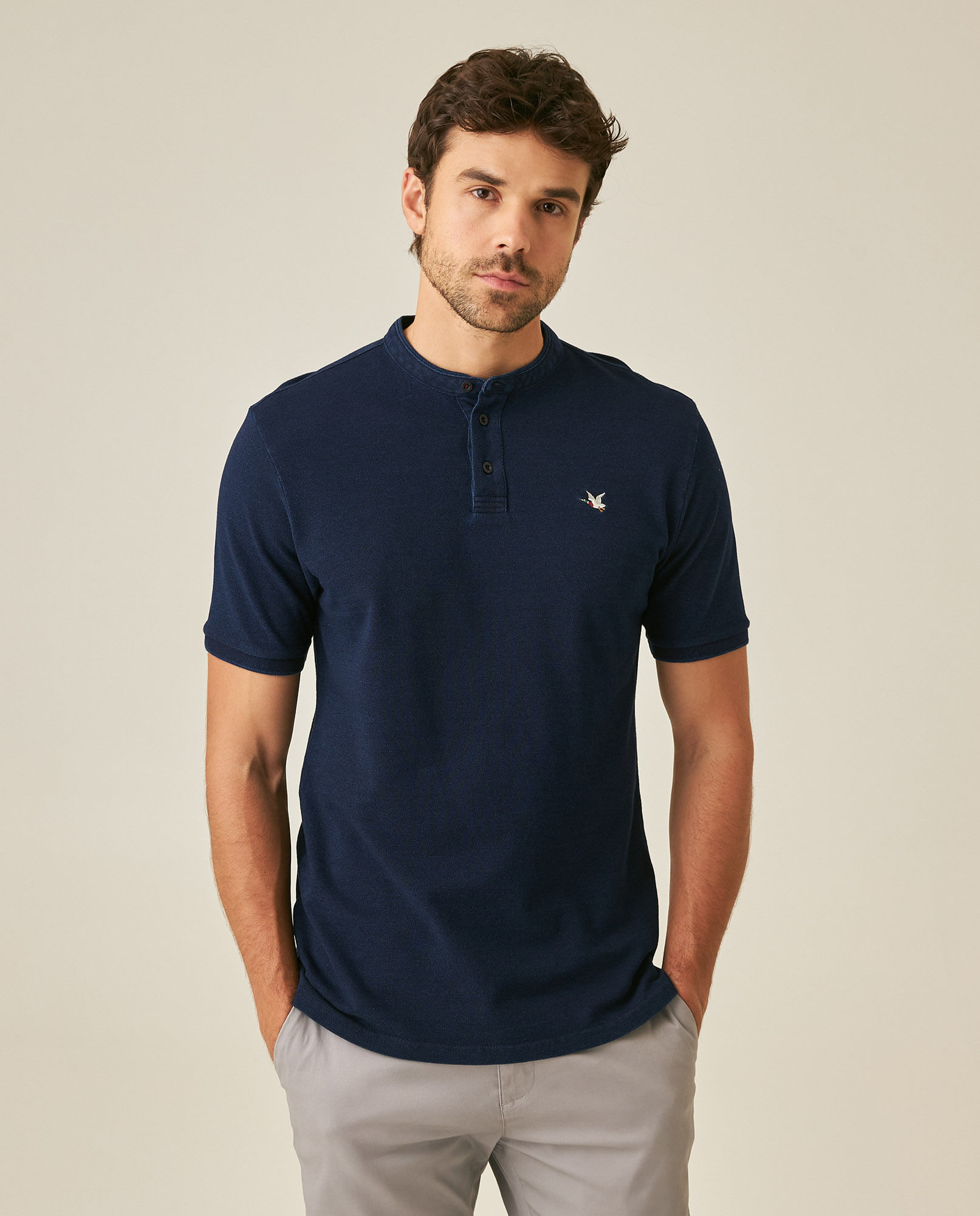 Camisa Polo de Hombre Slim Fit Cuello Nerú Manga Corta en Hilos de Denim Tela Piqué en 100% Algodón