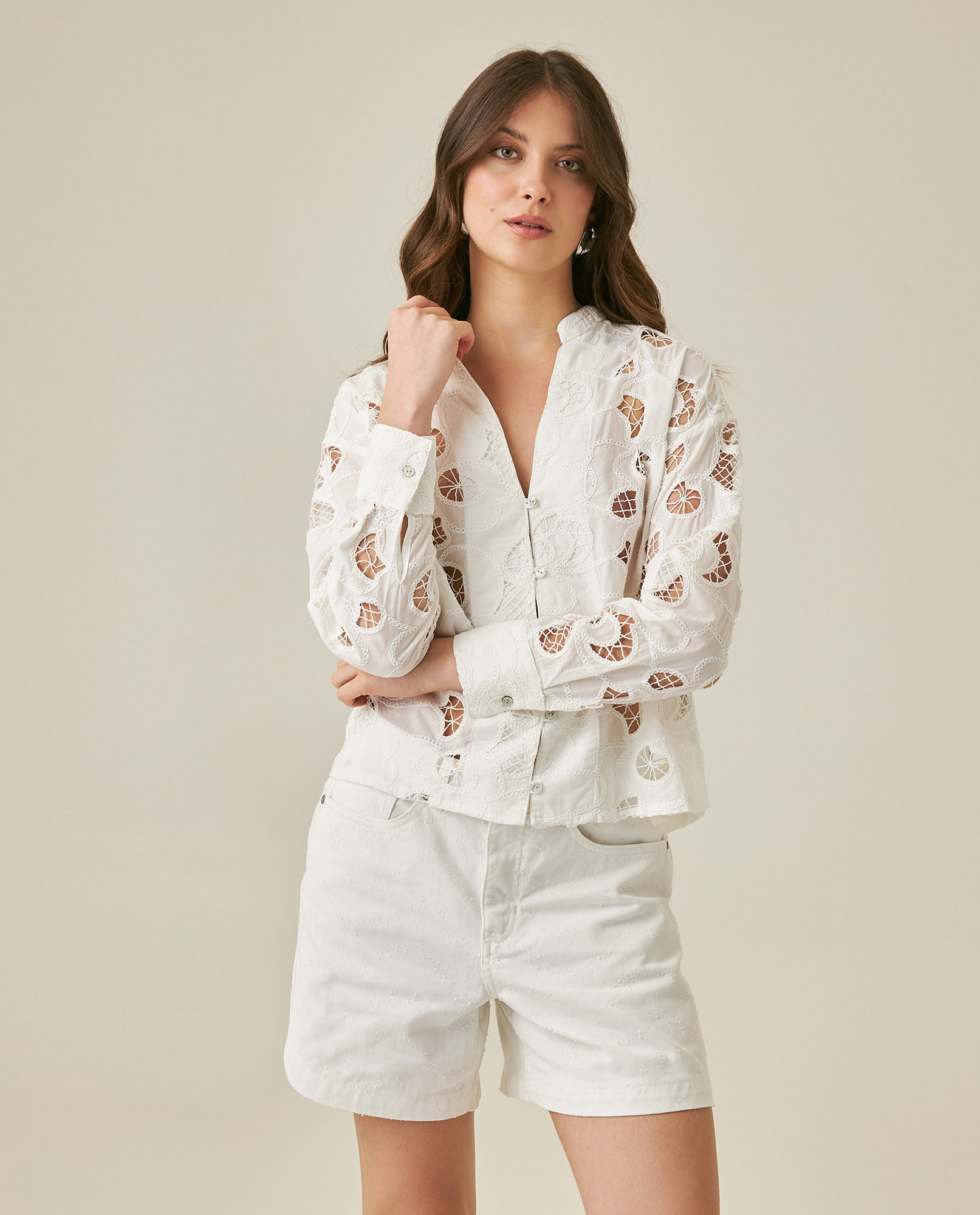 Camisa de Mujer Moda Silueta Recta Cuello Nerú Tipo Ojalillo en Mezcla de Poliéster