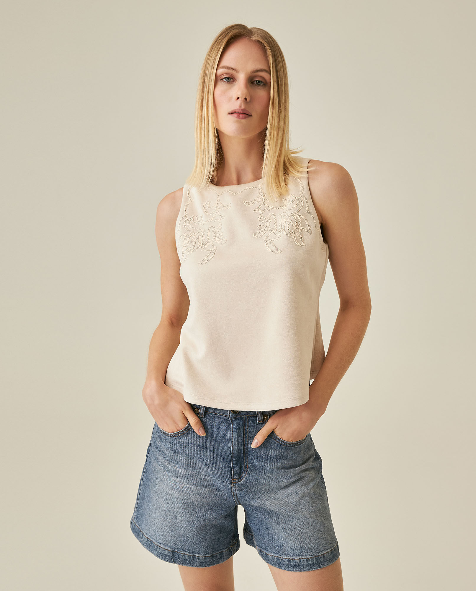 Blusa de Mujer Moda Silueta Recta Manga Sisa con Bordados Tela Suede en Mezcla de Poliéster