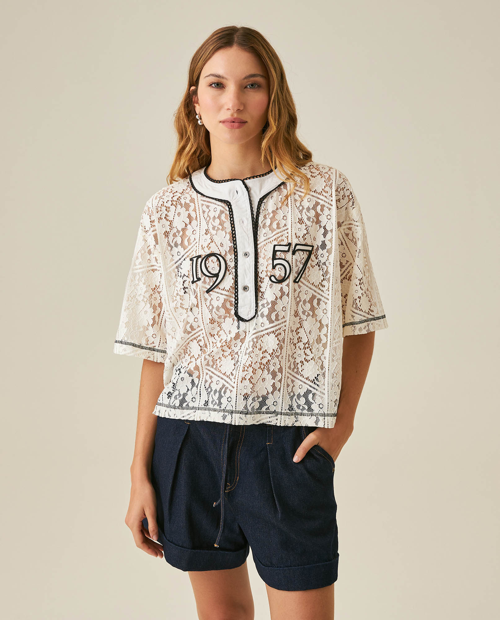 Camisa de Mujer Moda Oversized Popelina Transparente Patrón Flores con Parches Bordados en Mezcla de Nylon