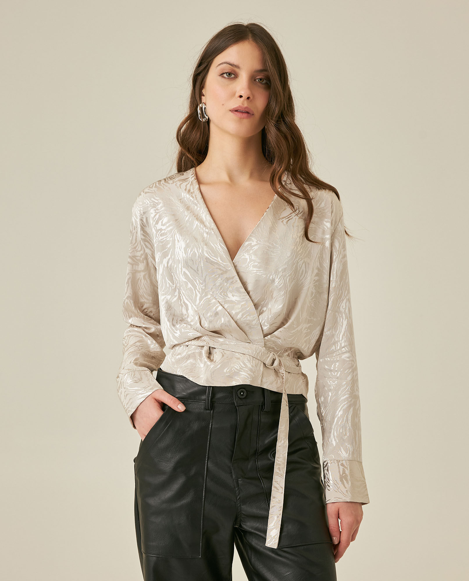 Blusa de Mujer Moda Semi Amplia Escote Cruzado con Cinturón Media Lunas Jacquard Brillo en Mezcla de Viscosa