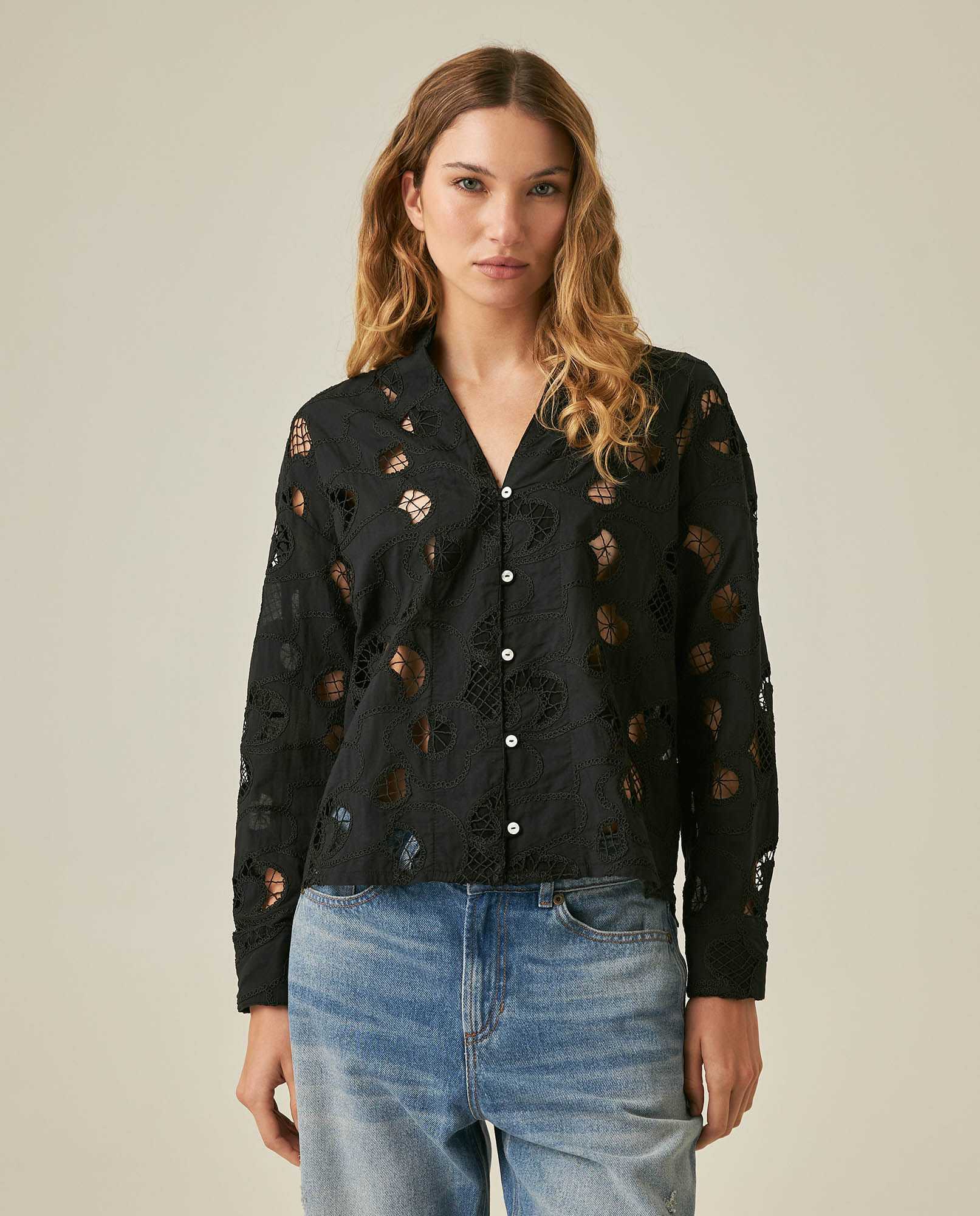 Camisa de Mujer Moda Silueta Recta Cuello Nerú Tipo Ojalillo en Mezcla de Poliéster