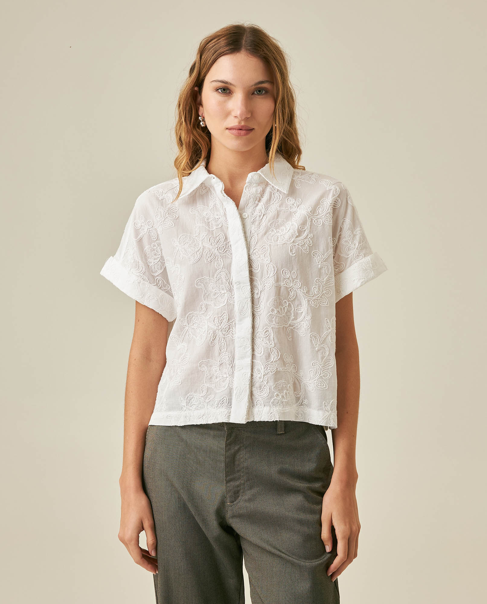 Camisa de Mujer Oversized Cuello Camisero con Guardapolvo Bordada en Algodón