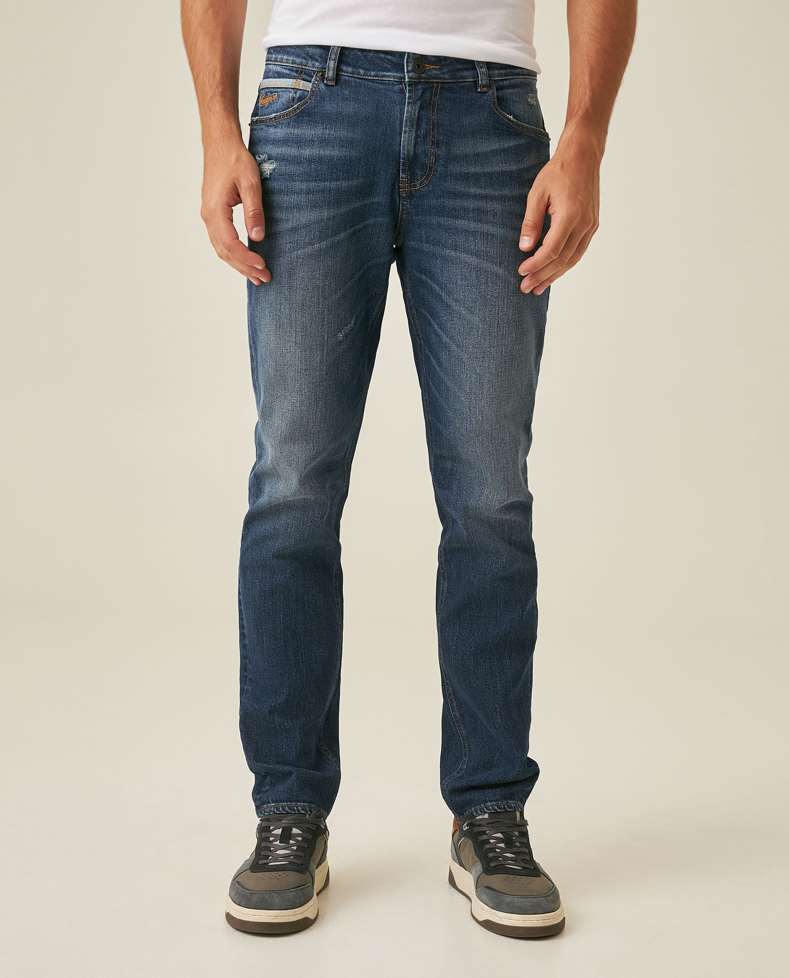 Jean de Hombre Straight Fit Tiro Medio Lavado Oscuro Clásico con Mini Rotos en Mezcla de Algodón Morrison