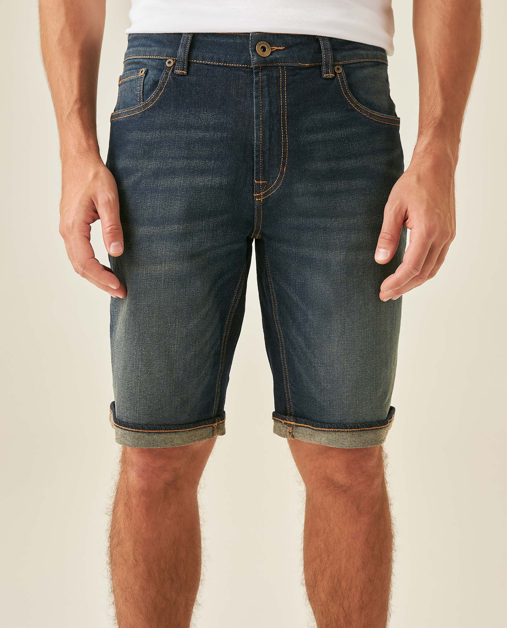 Bermuda de Hombre Tiro Medio Lavado Oscuro Efecto Desgaste Leve en Algodón Orgánico