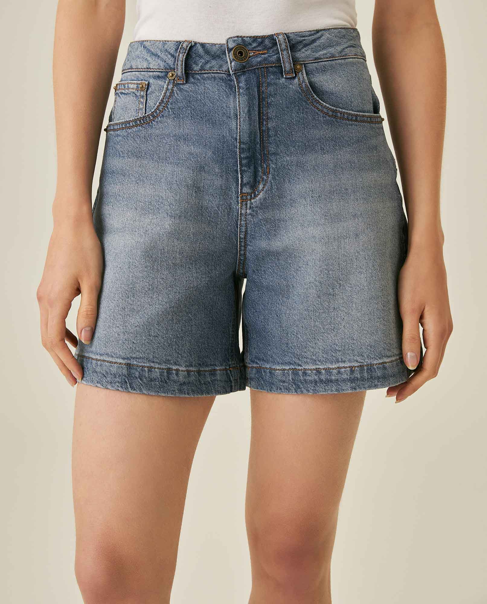 Short de Mujer Tiro Alto Bolsillo Relojero Efecto Desgaste Leve Lavado Medio en Mezcla de Algodón y Tencel