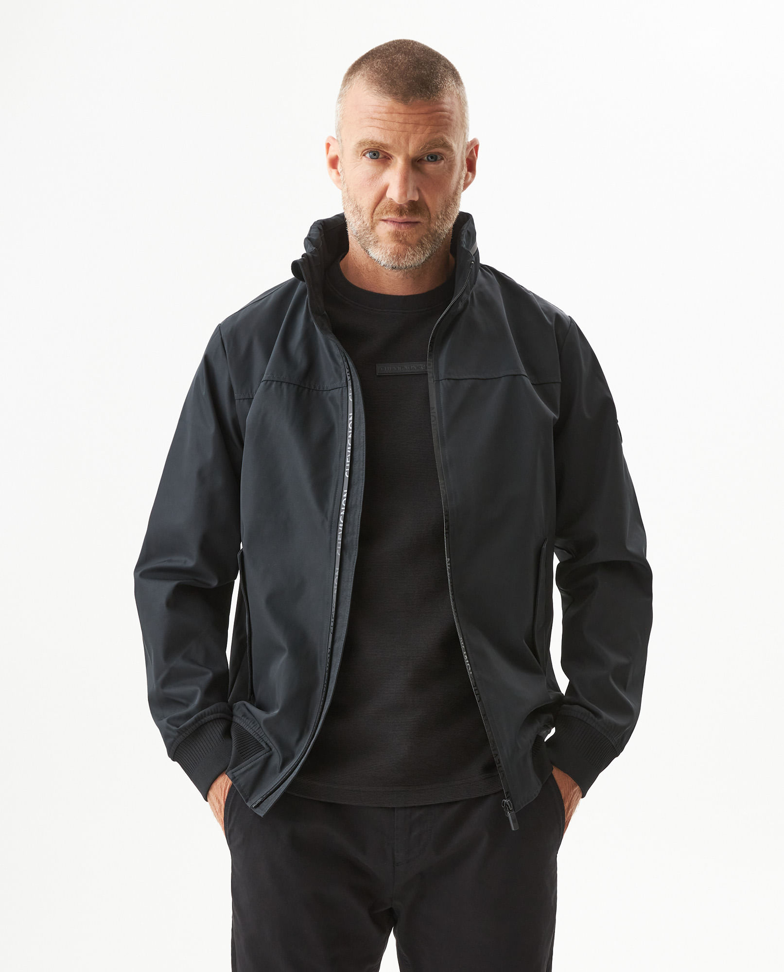 Chaqueta de Hombre Smart con Capucha Escondida Bolsillos Magnéticos en Poliéster
