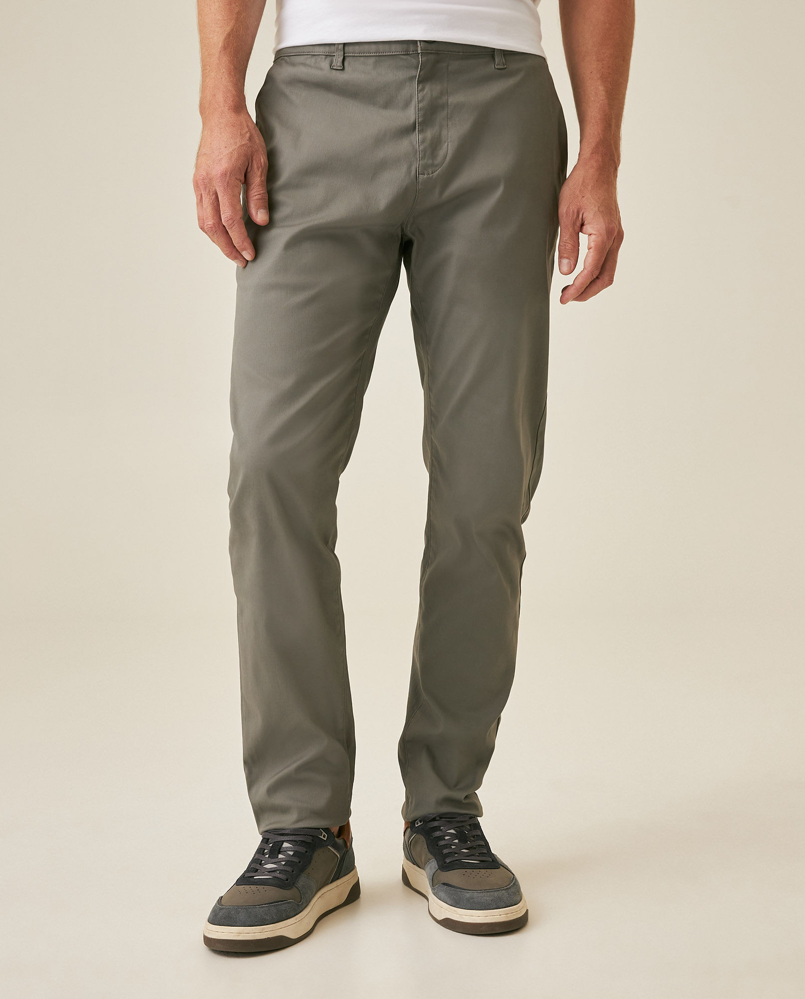 Pantalón de Hombre Chino Tiro Medio con Bolsillos Diagonales en Mezcla de Algodón