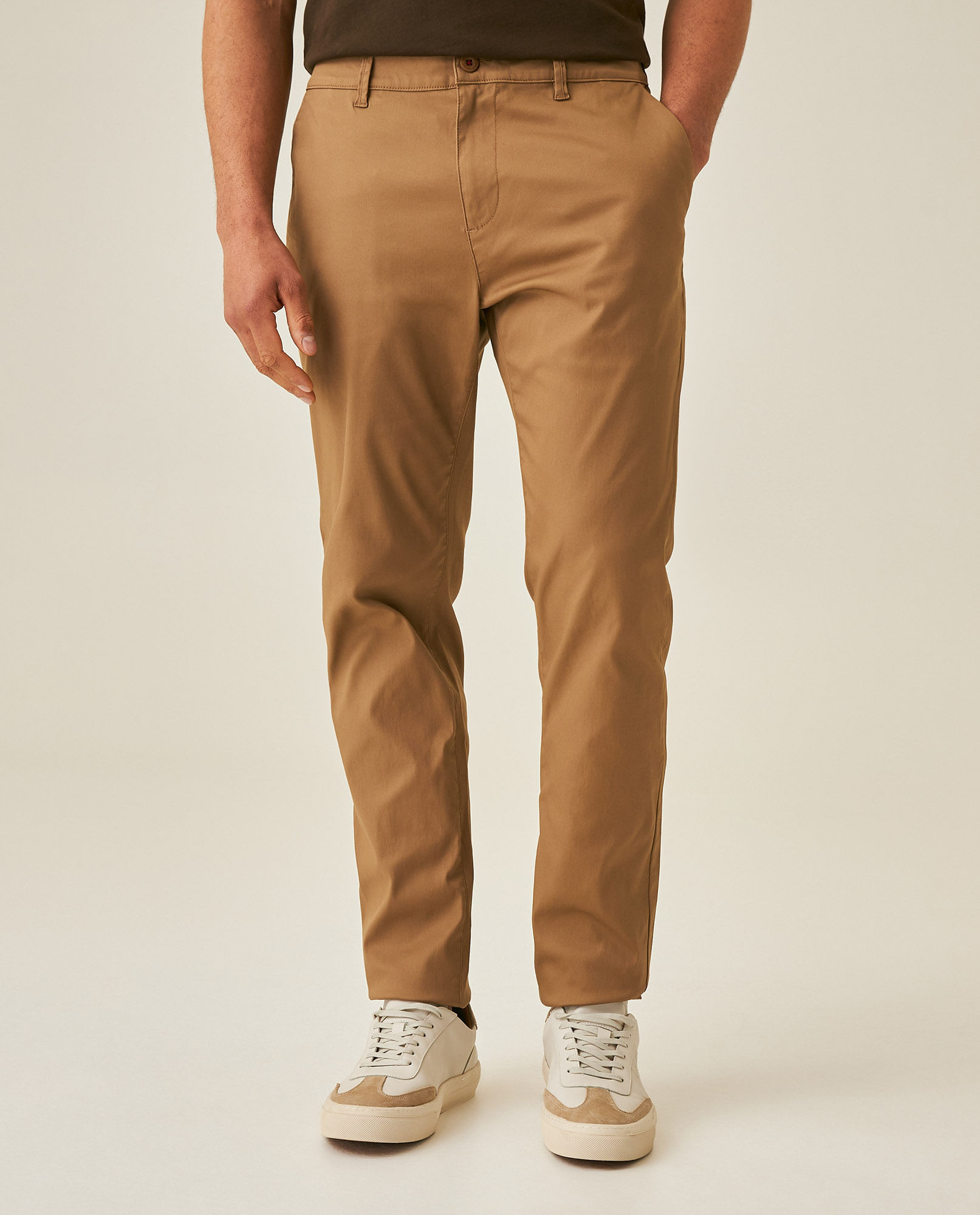 Pantalón de Hombre Chino Tiro Medio con Bolsillos Diagonales en Mezcla de Algodón